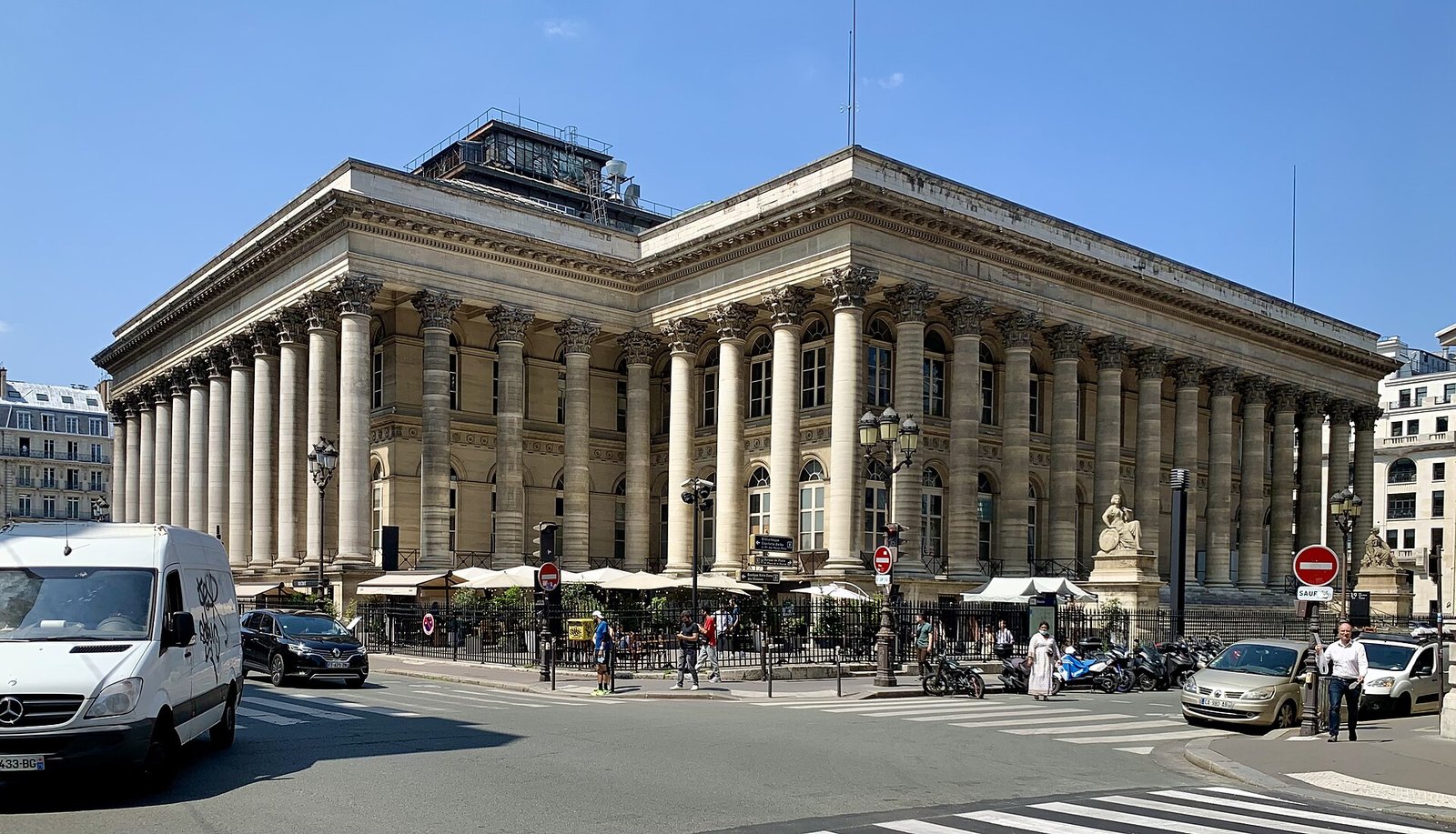 Façade néoclassique place de la Bourse à Paris