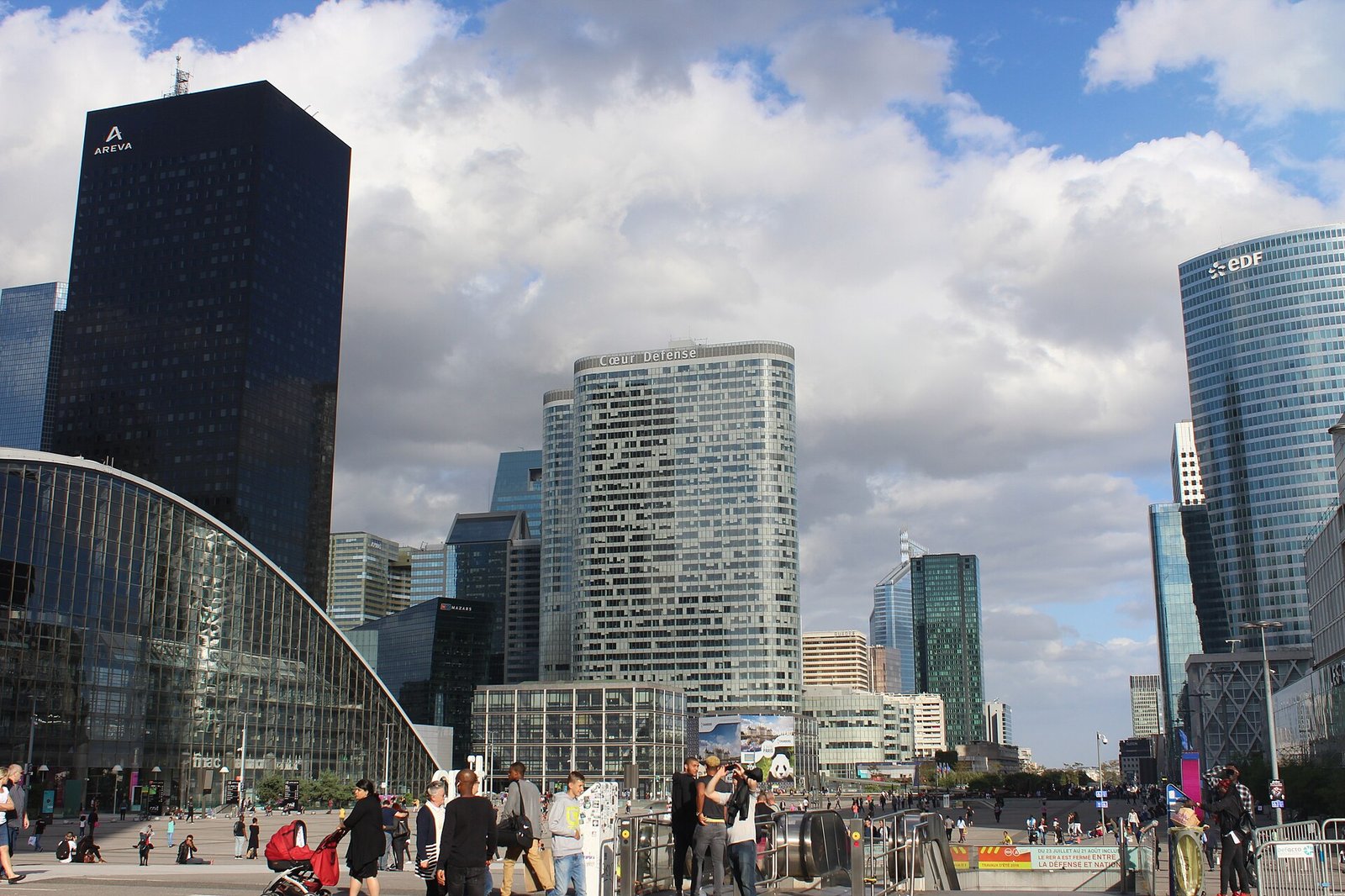Tours de La Défense sous un ciel bleu