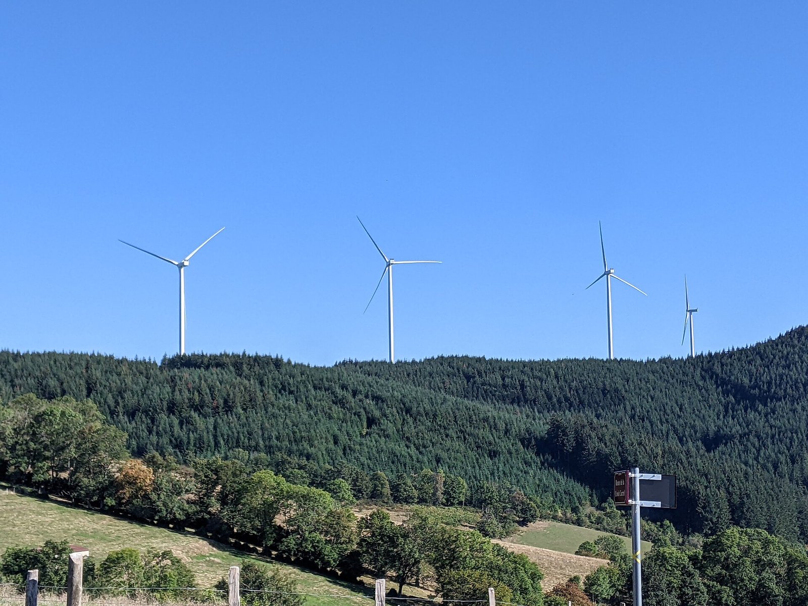 Éoliennes du parc du Beaujolais Vert vues depuis Ronno