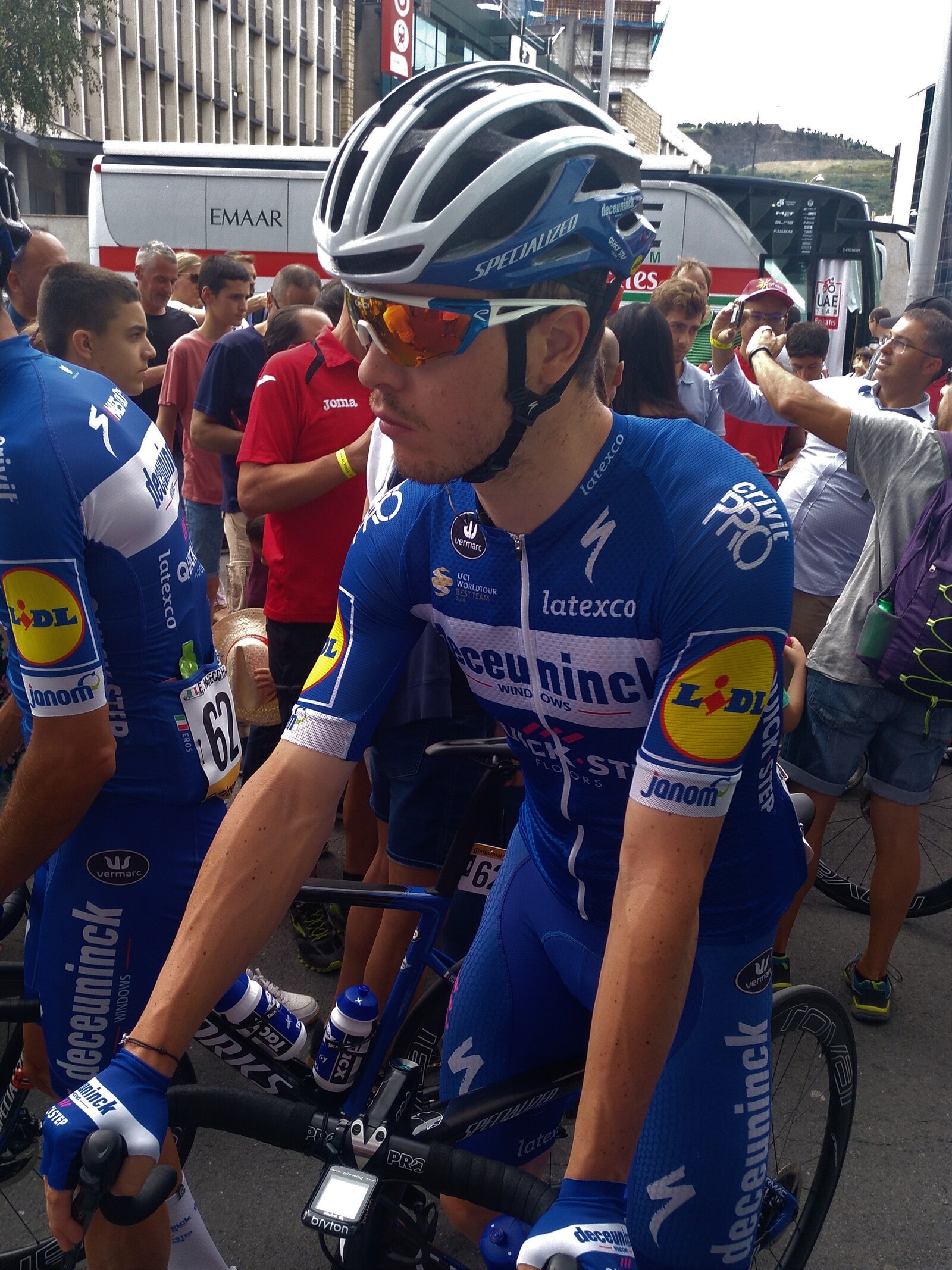 Rémi Cavagna en maillot rouge et blanc, regard concentré, lors d’une course