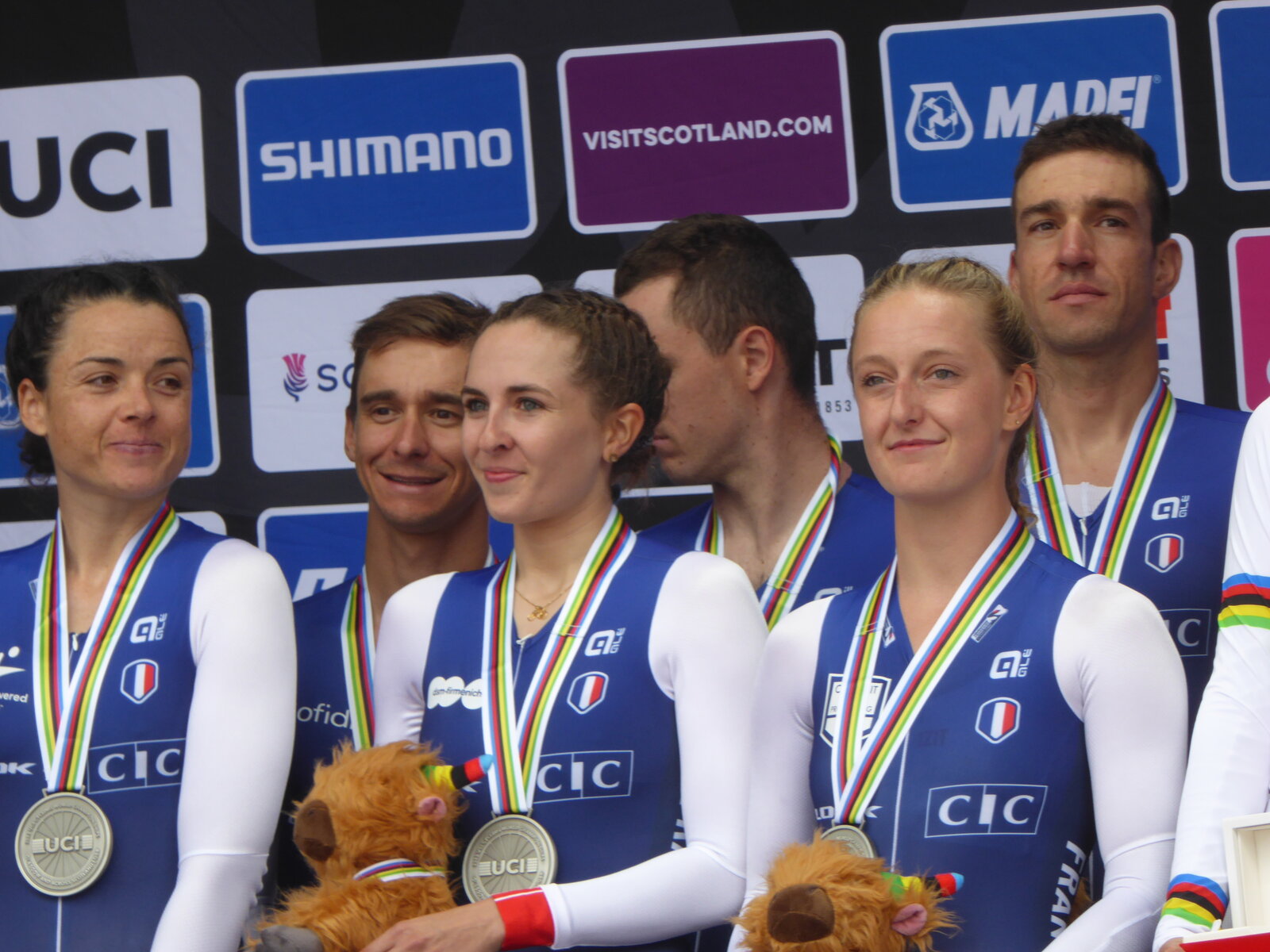 Podium du relais mixte aux Mondiaux 2023, équipe de France au centre