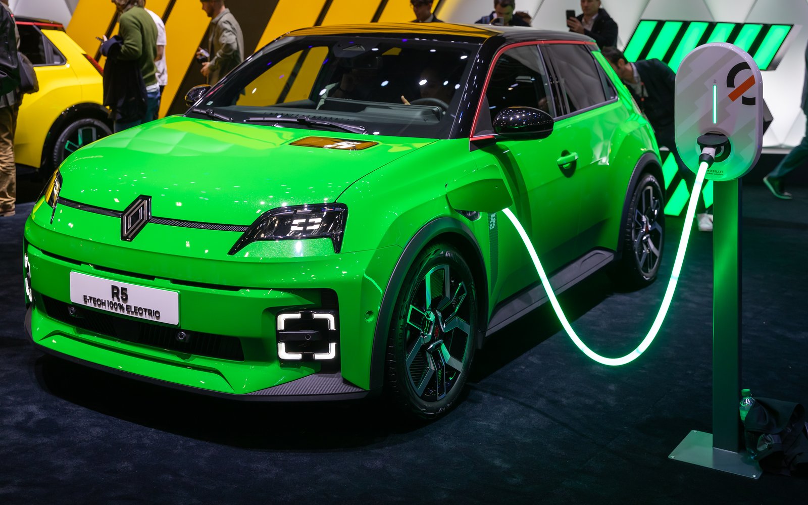 Renault 5 E-Tech électrique vue de trois quarts arrière