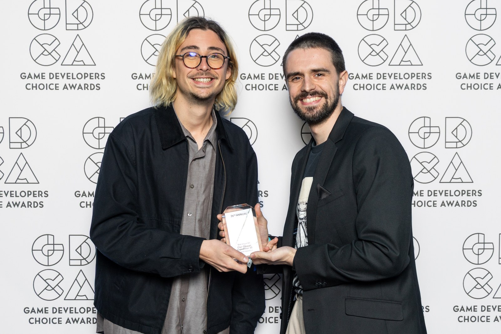 Mathieu Costat et Alan Reynaud, de Sandfall Interactive, posent avec le trophée des meilleurs visuels