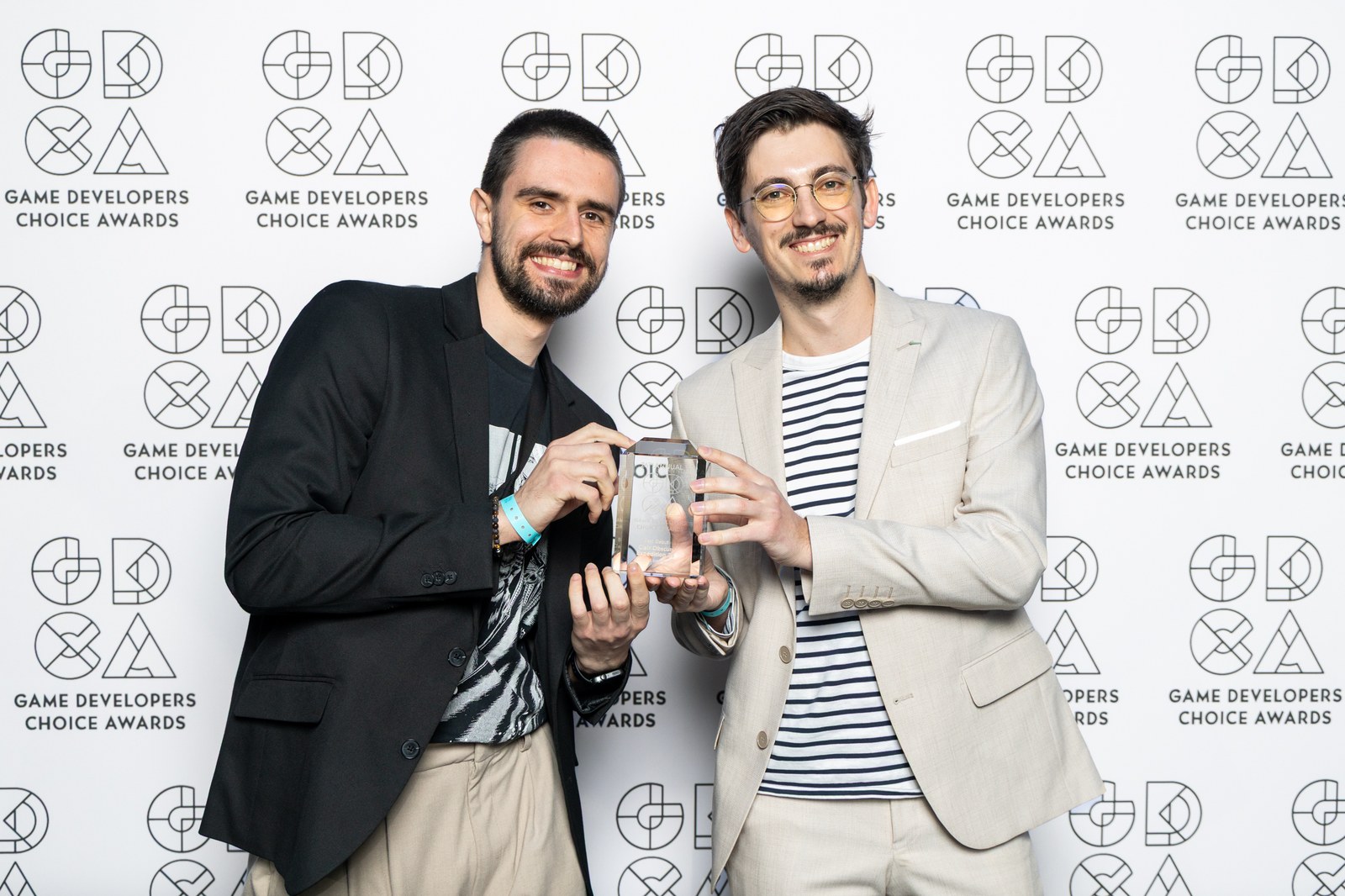 Alan Reynaud et Tom Guillermin, sourire aux lèvres, avec le trophée du meilleur premier jeu