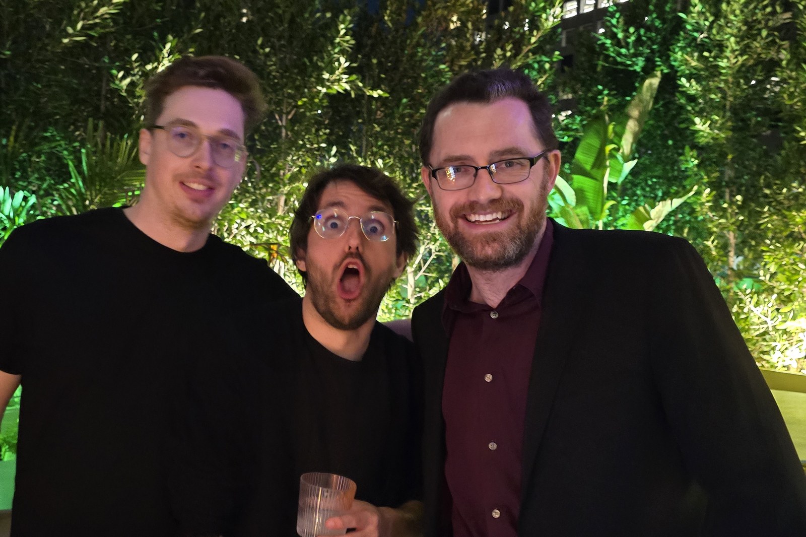 Nicholas Maxson-Francombe, Guillaume Broche et Austin Wintory, hilares, de nuit sur une terrasse de Los Angeles