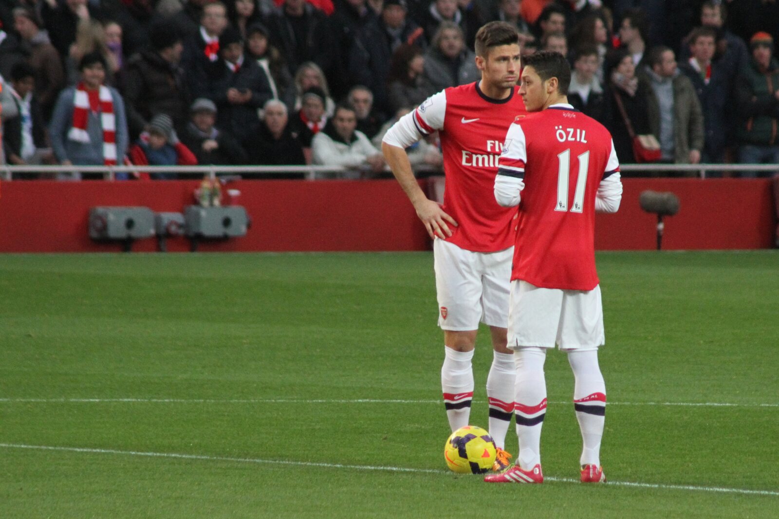 Olivier Giroud et Mesut Özil côte à côte sur la pelouse de l’Emirates, juste avant le coup d’envoi