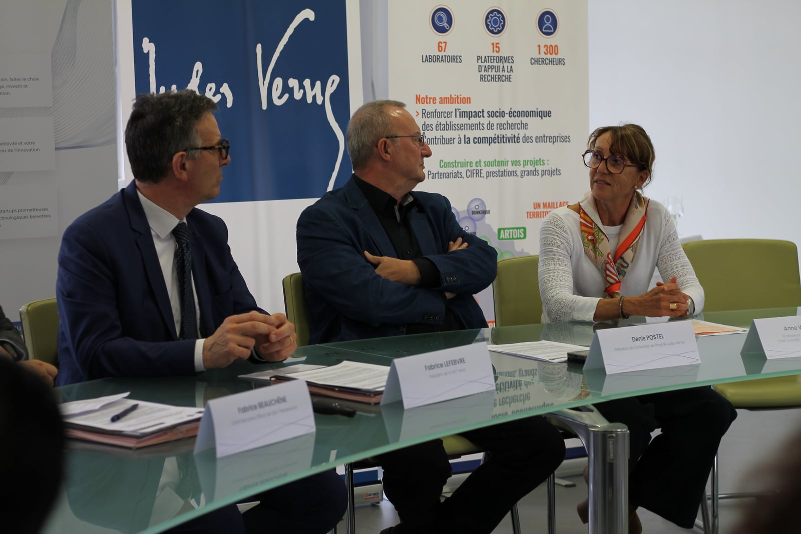 Fabrice Beauchêne, Fabrice Lefebvre et Anne Wadouachi assis derrière une table, en discussion lors de la conférence de presse