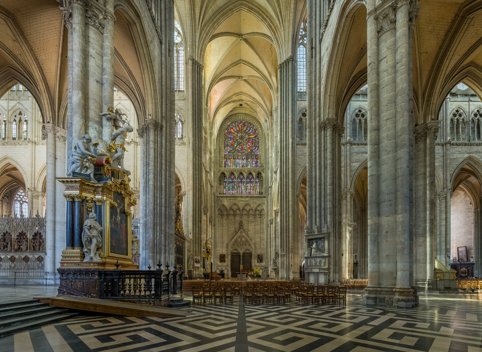 Croisée du transept de la cathédrale d’Amiens, pierre claire et voûtes gothiques