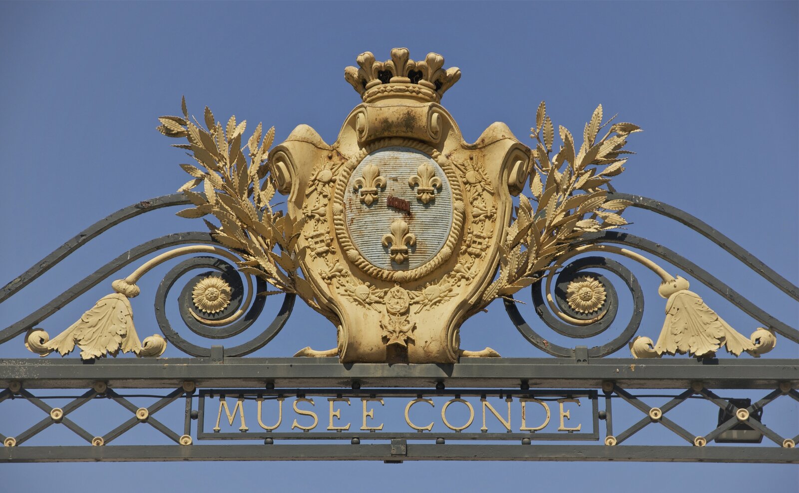 Blason des Bourbon-Condé sculpté au-dessus de l’entrée du musée Condé