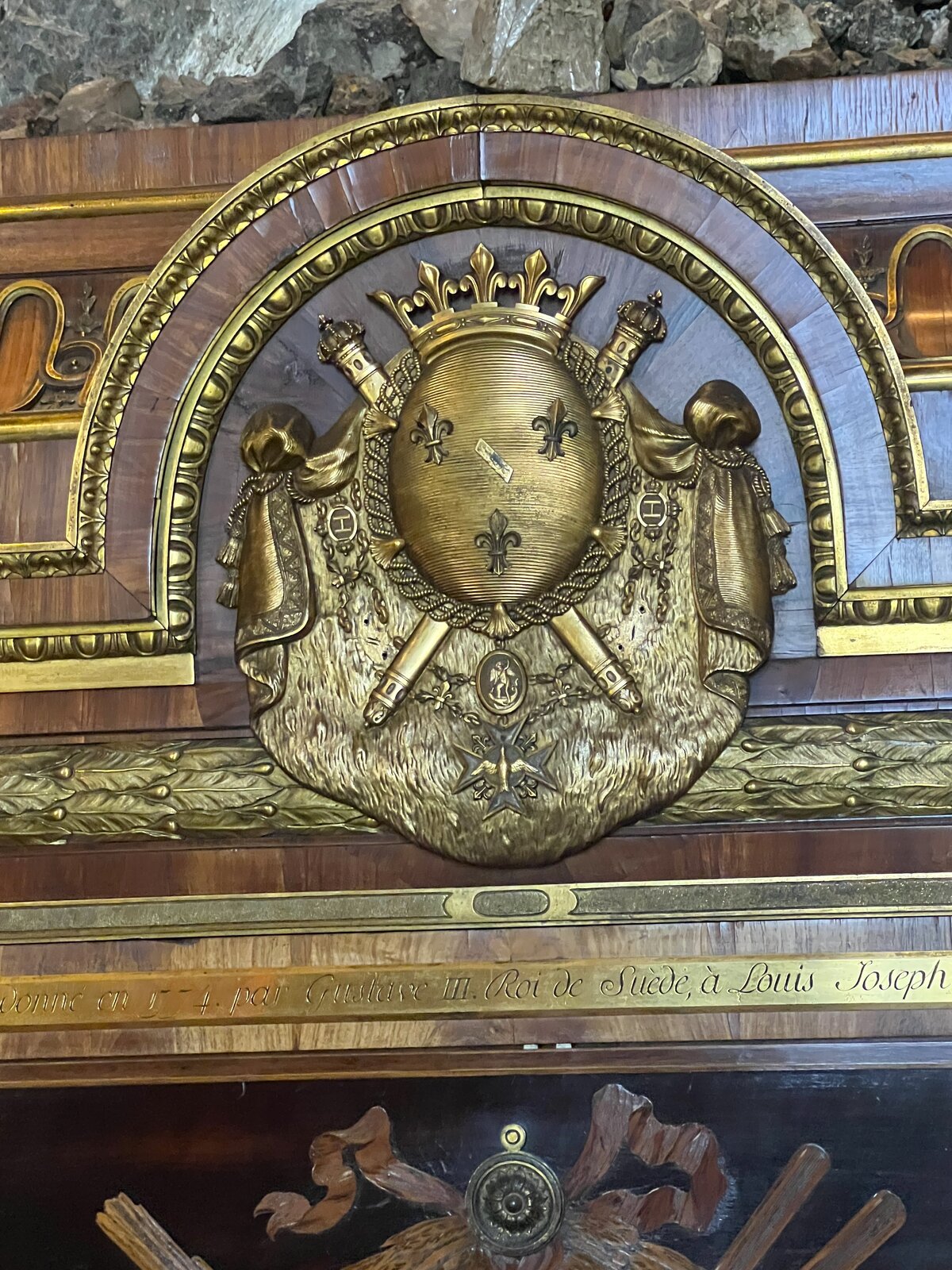 Détail d’un cabinet de minéraux ancien, tiroirs et pierres sous verre