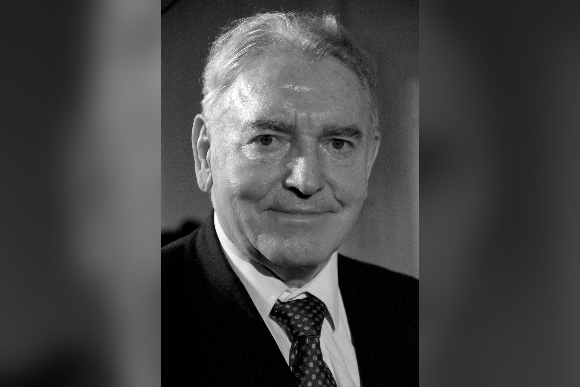 Portrait en noir et blanc du Pr Jean-Michel Dubernard, léger sourire
