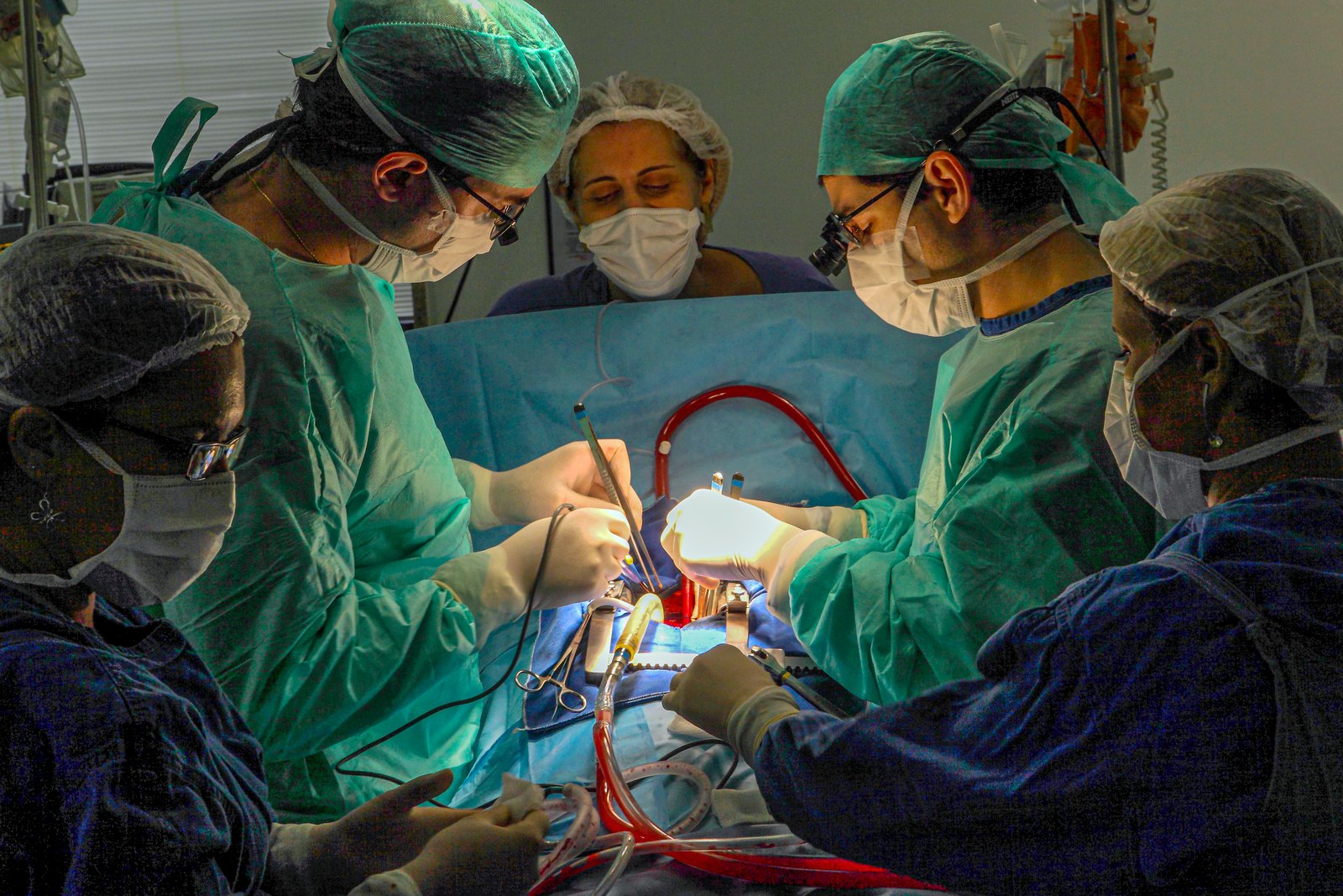 Une équipe chirurgicale penchée sur un patient pendant une transplantation cardiaque