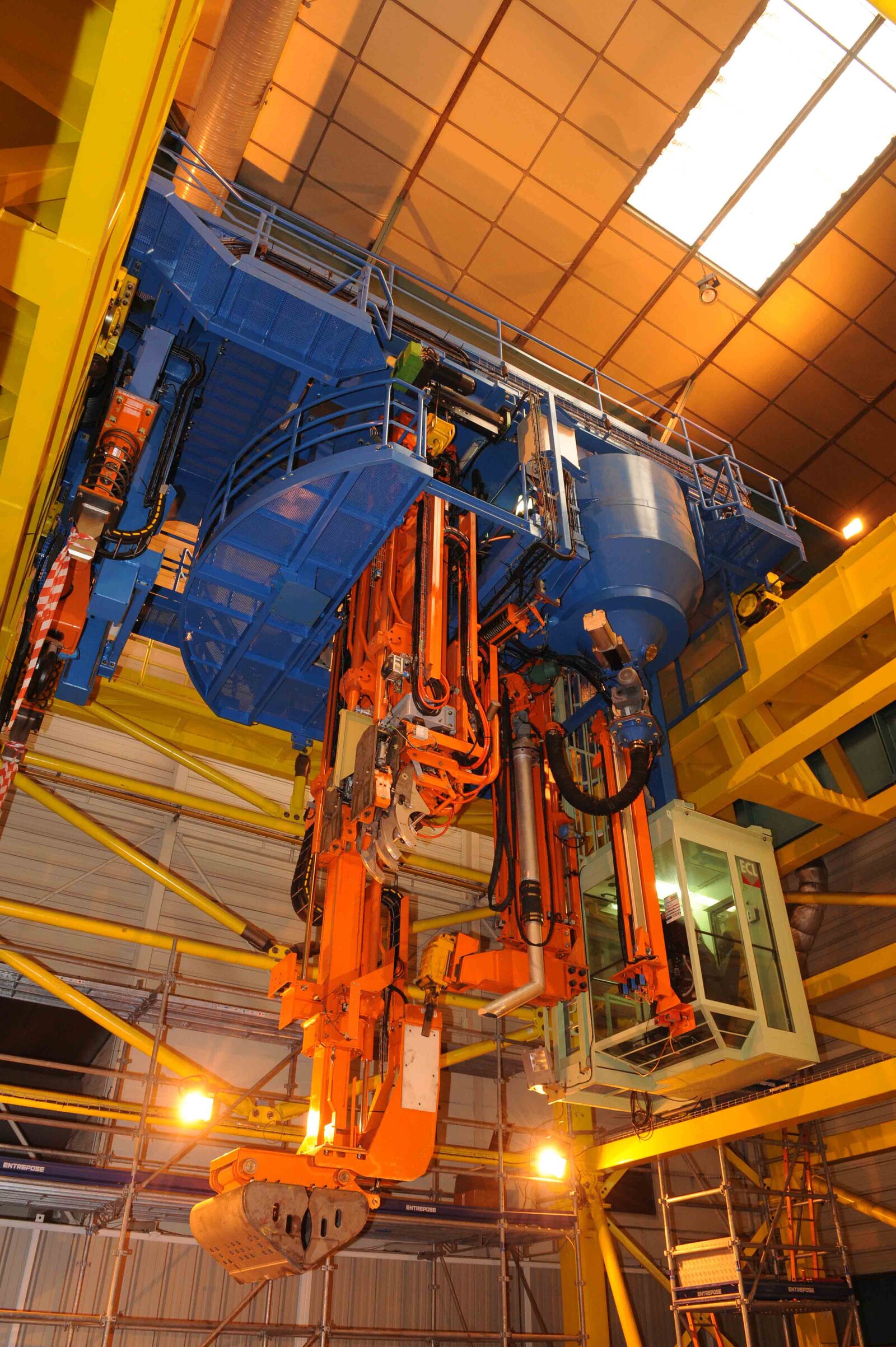 Machine industrielle d’électrolyse, armoires et tuyauteries