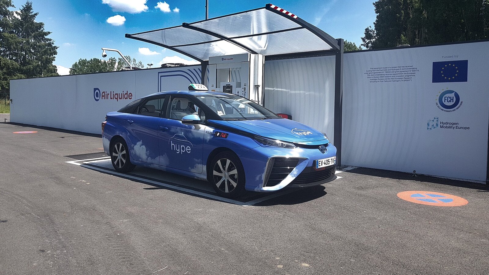 Taxi Toyota Mirai de la flotte Hype à une station hydrogène