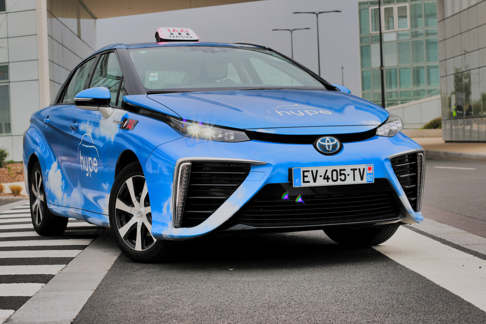 Taxi hydrogène Toyota Mirai de la société Hype vu de trois quarts