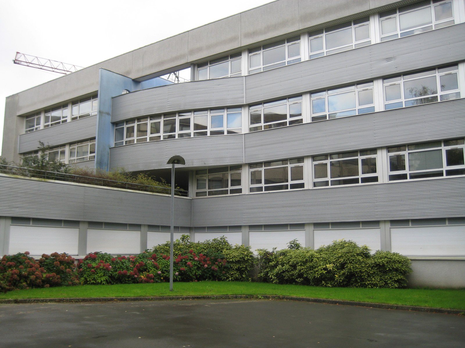 Façade et abords du bâtiment IRISA / Inria à Rennes, sous un ciel clair