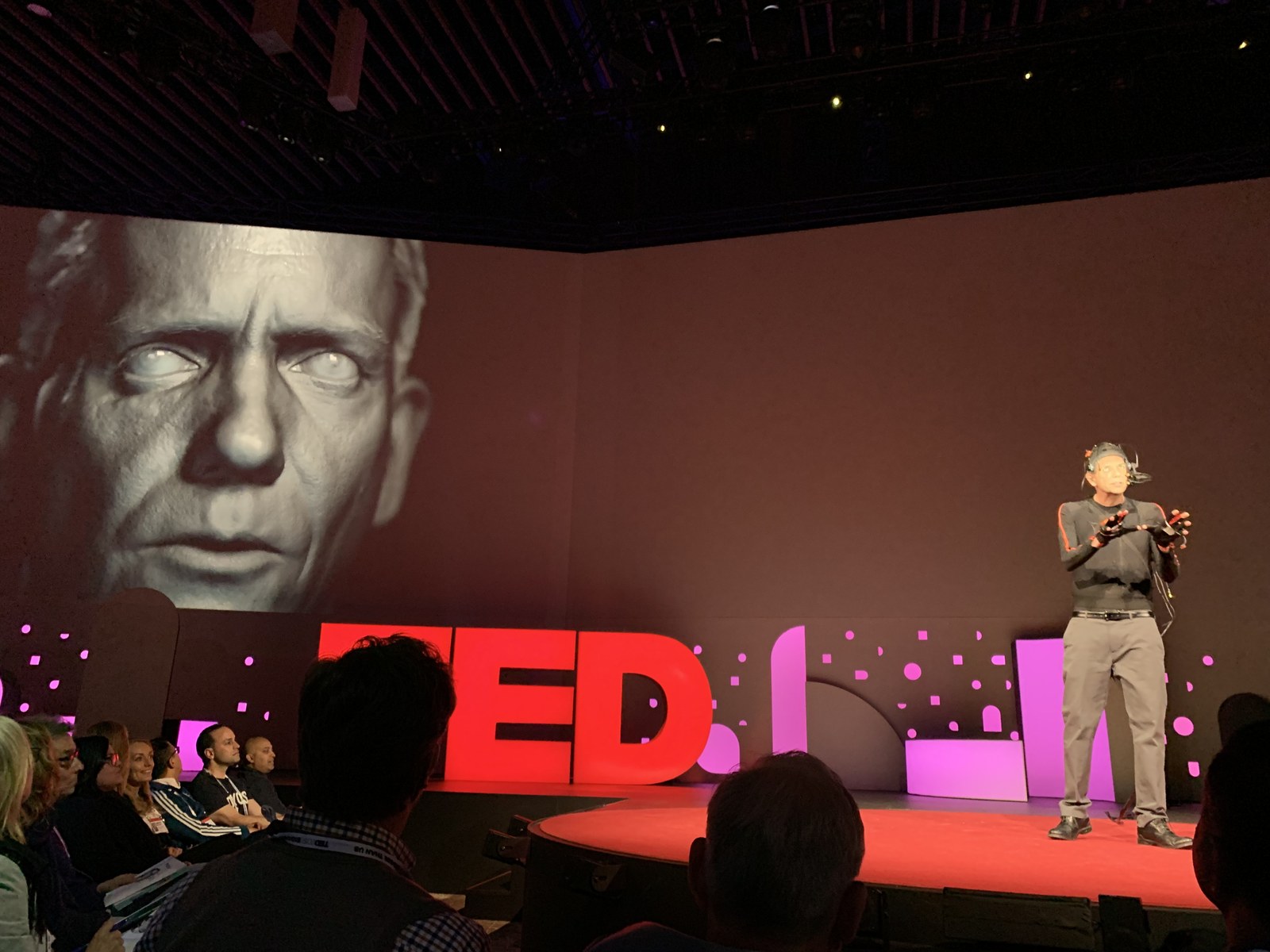 Sur scène au TED2019, une tête robotique DigiDoug illustre un deepfake en direct