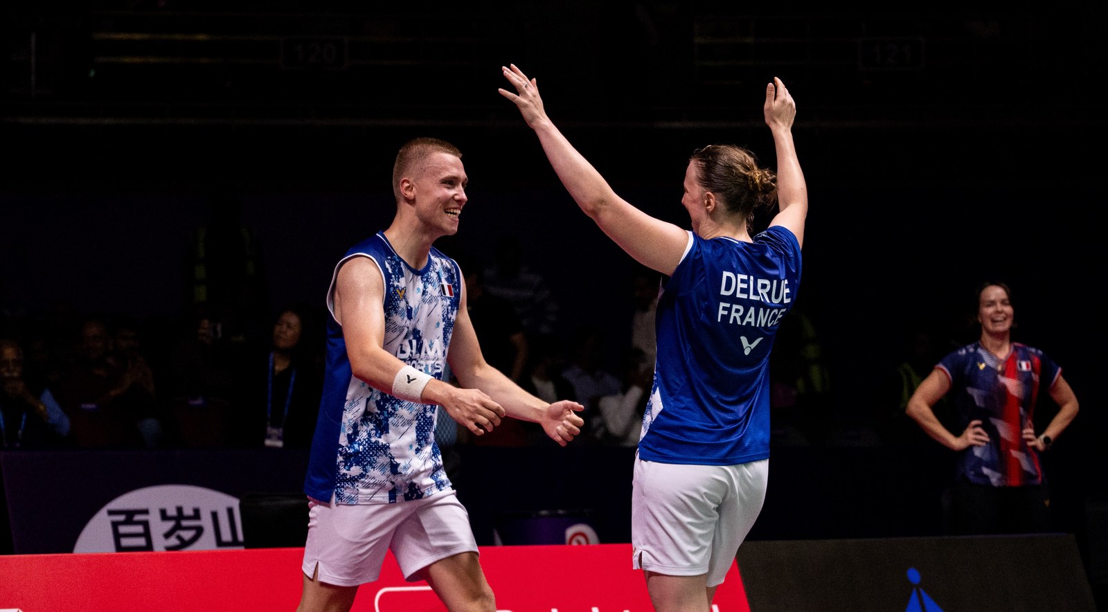 Thom Gicquel et Delphine Delrue, maillots bleus de l’équipe de France, se tapent dans les mains après leur victoire à New Delhi