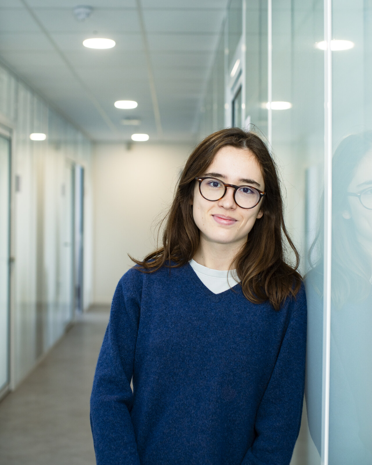 Portrait de Sonia Mazelet, cheveux longs, regard franc, devant un fond neutre