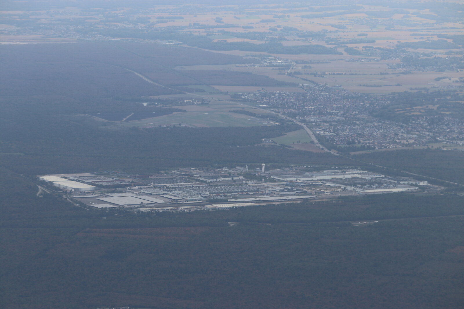 Vue aérienne du site Stellantis de Mulhouse, avec les halls d’assemblage et les parkings de véhicules