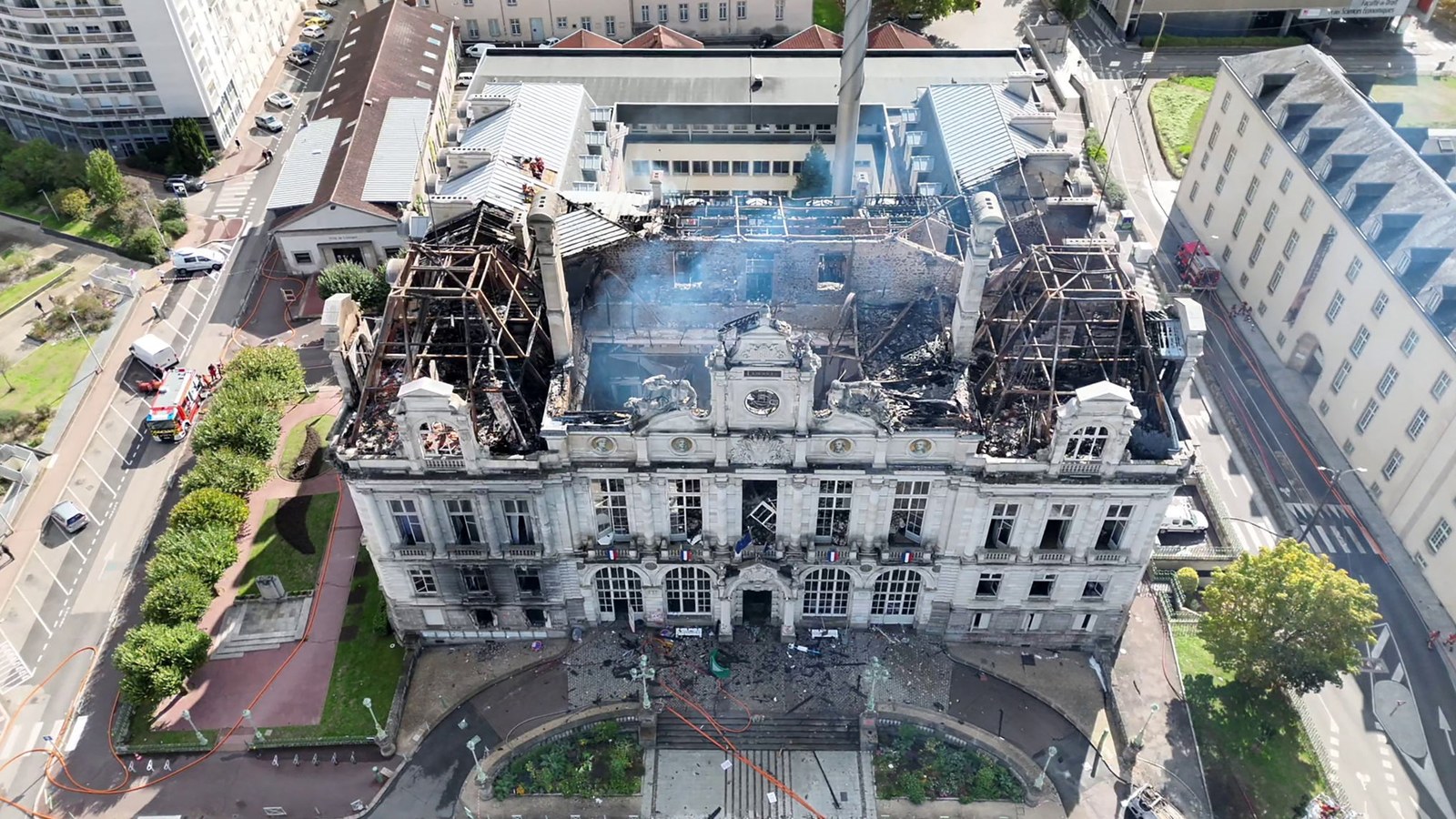 Vue aérienne de l’hôtel de ville de Limoges au lendemain de l’incendie : la façade tient debout, la toiture n’est plus qu’une charpente calcinée