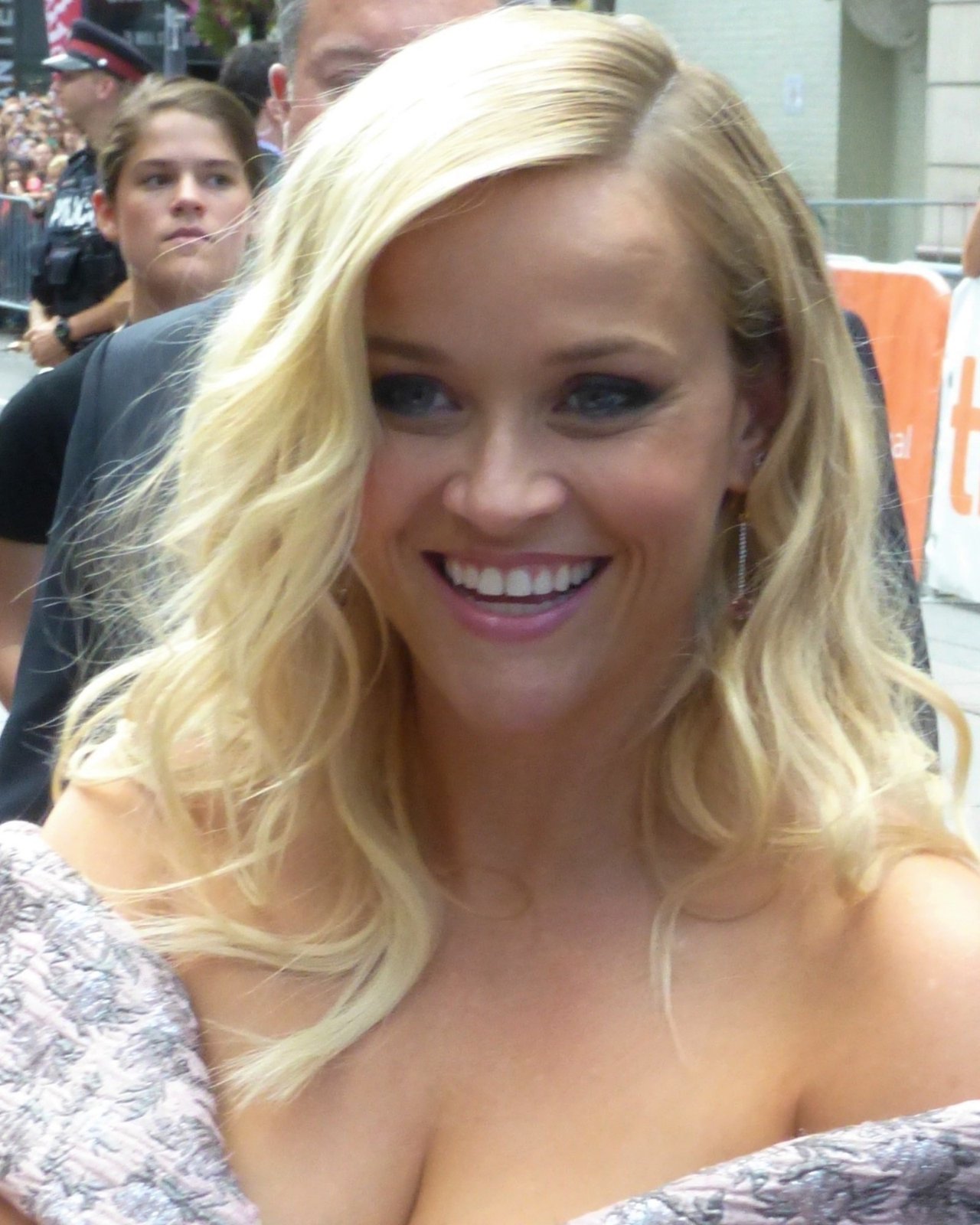 Reese Witherspoon souriante lors d’un événement public