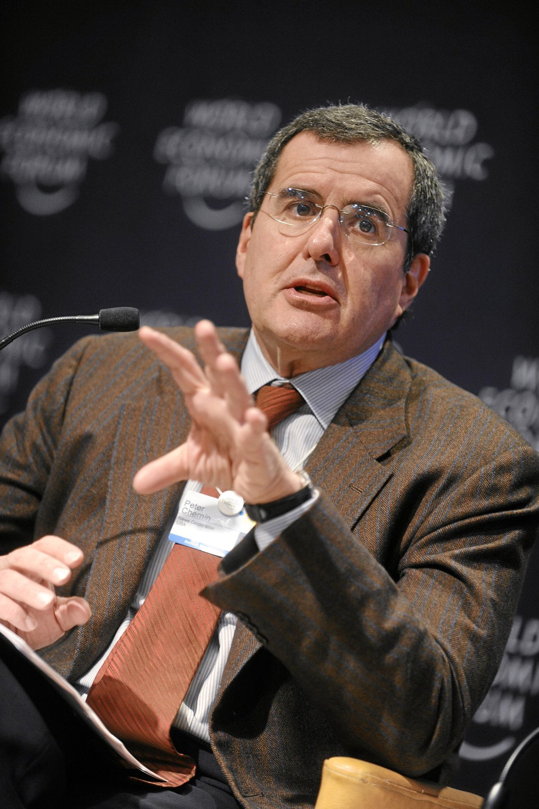 Peter Chernin s’exprimant lors d’un débat au Forum économique mondial