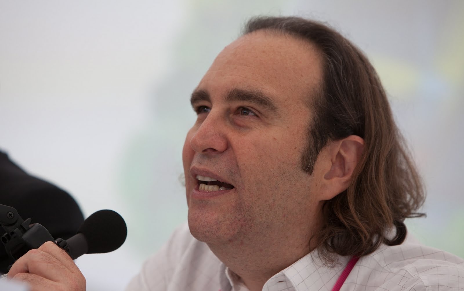 Xavier Niel parlant au micro lors d’une conférence