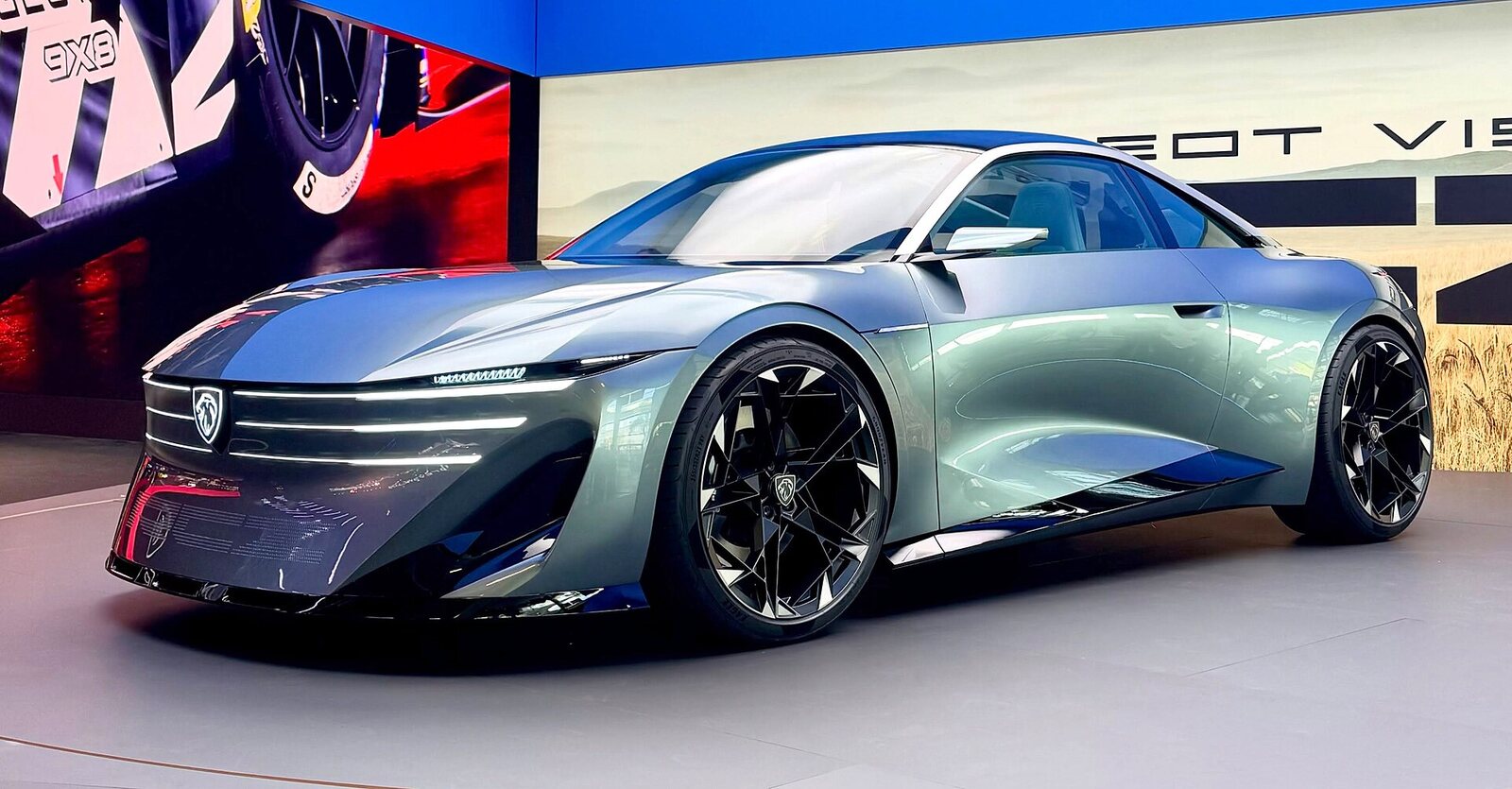 Le concept Peugeot RCZ Vision gris, coupé bas et effilé, vu de trois quarts arrière sur le stand Peugeot