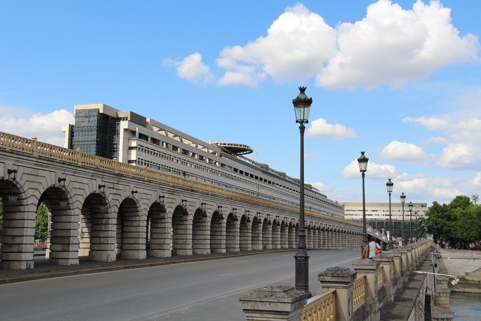 Le ministère de l’Économie et des Finances à Bercy, long bâtiment posé au bord de la Seine, prolongé par les arches du pont de Bercy