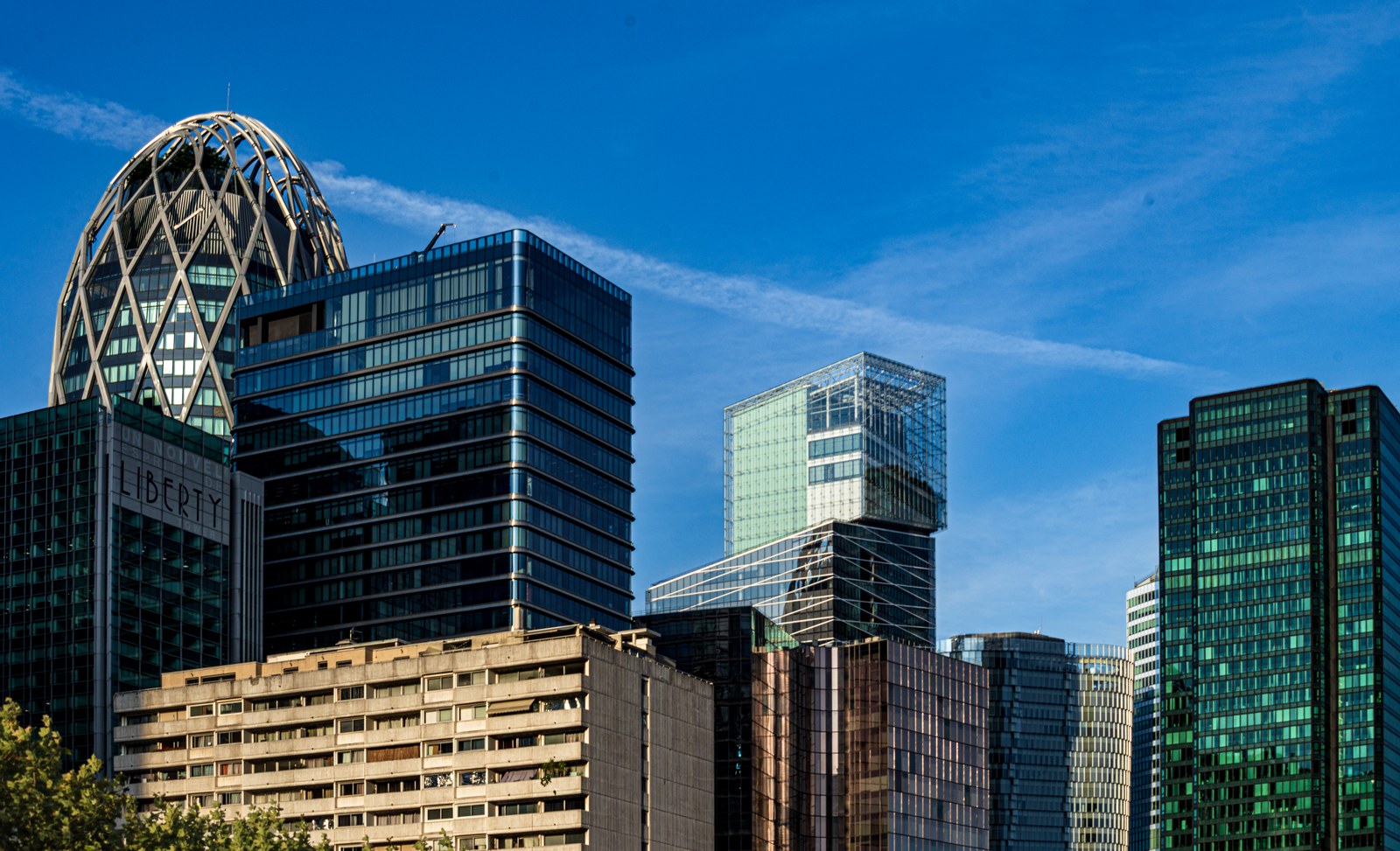 Les tours de verre de La Défense sous un ciel bleu, dont la tour Hekla et la tour Majunga