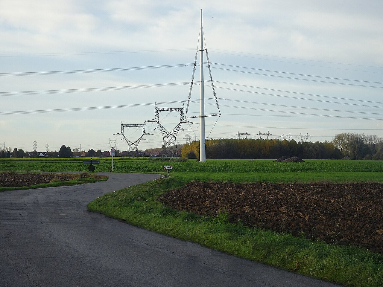 Lignes à haute tension entre Avelin et Tourmignies dans le Nord
