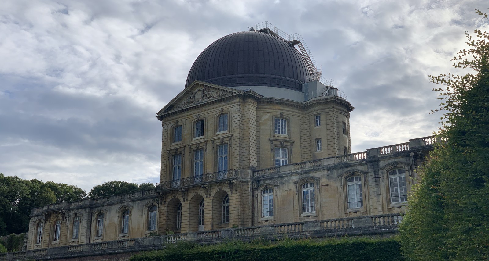 La grande coupole de l’Observatoire de Meudon, sous un ciel nuageux