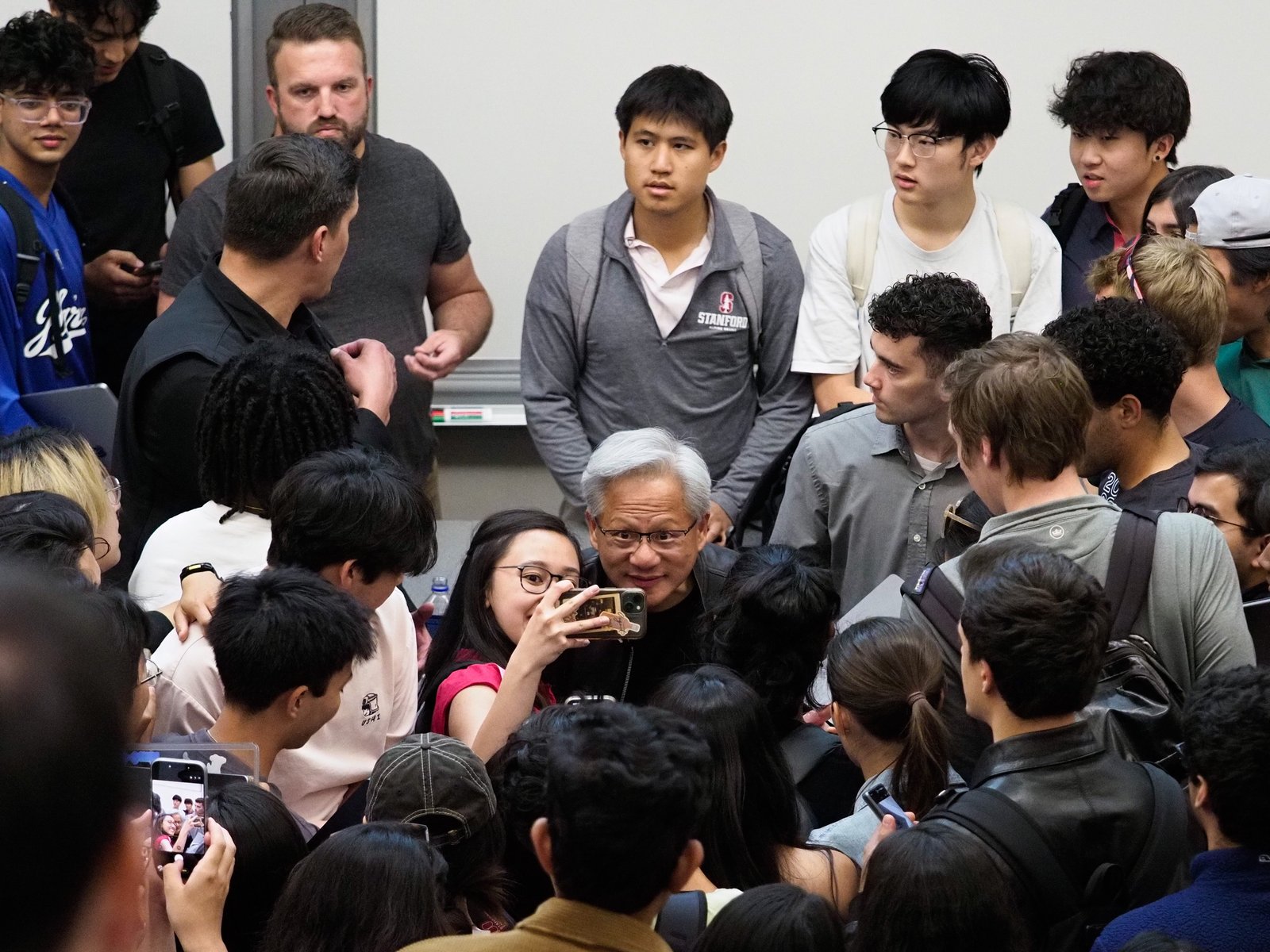 Jensen Huang en discussion lors d’une conférence