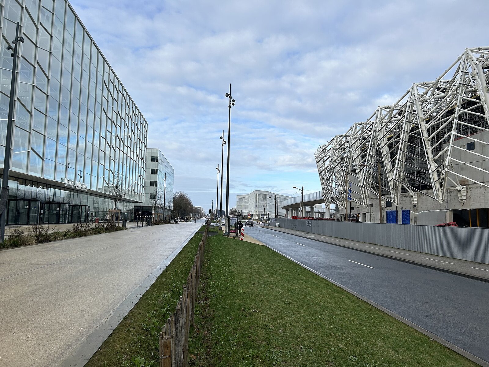 Allée des sciences sur le campus de Paris-Saclay