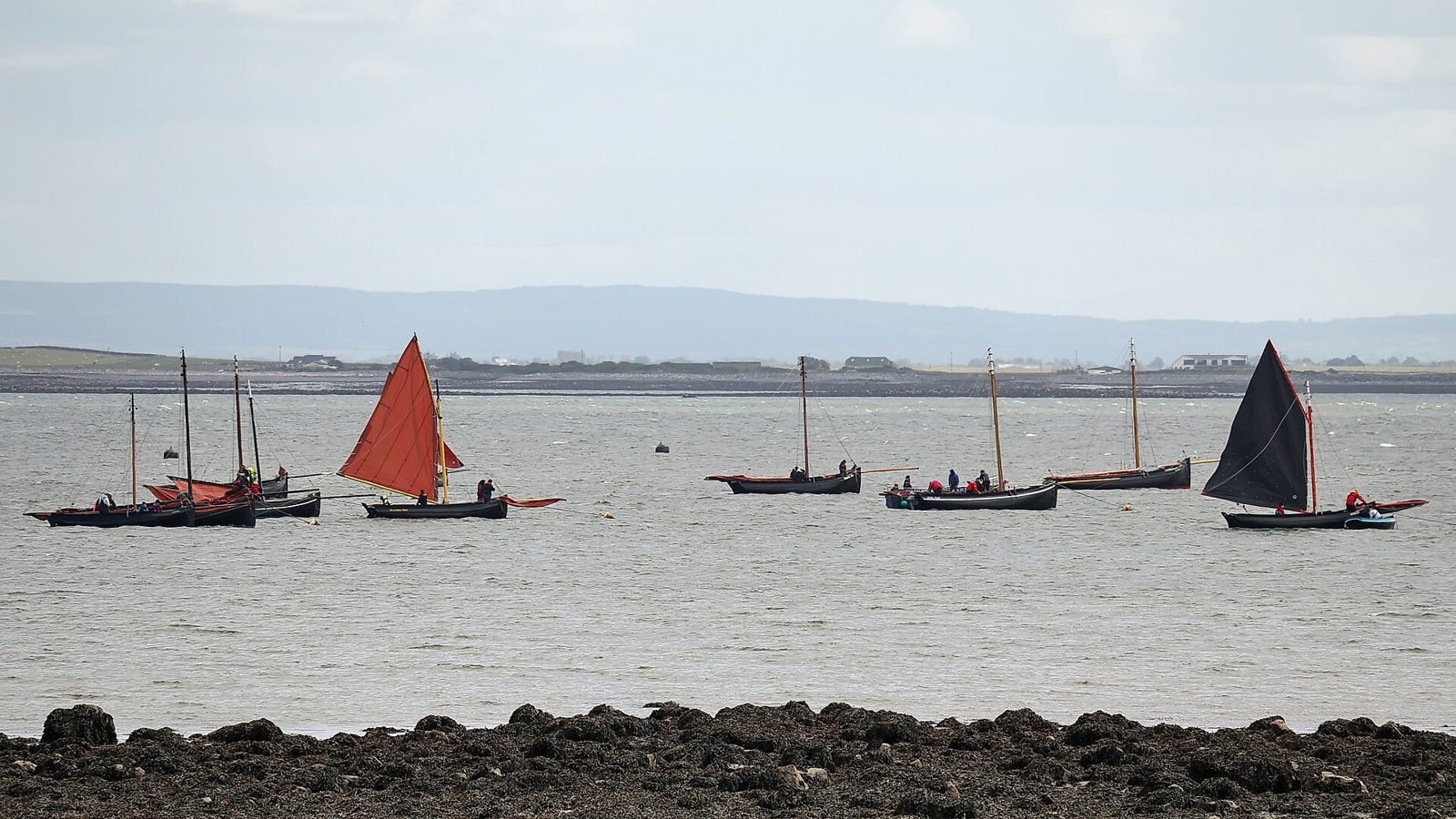 Voiliers traditionnels dans la baie de Galway, côte ouest de l’Irlande