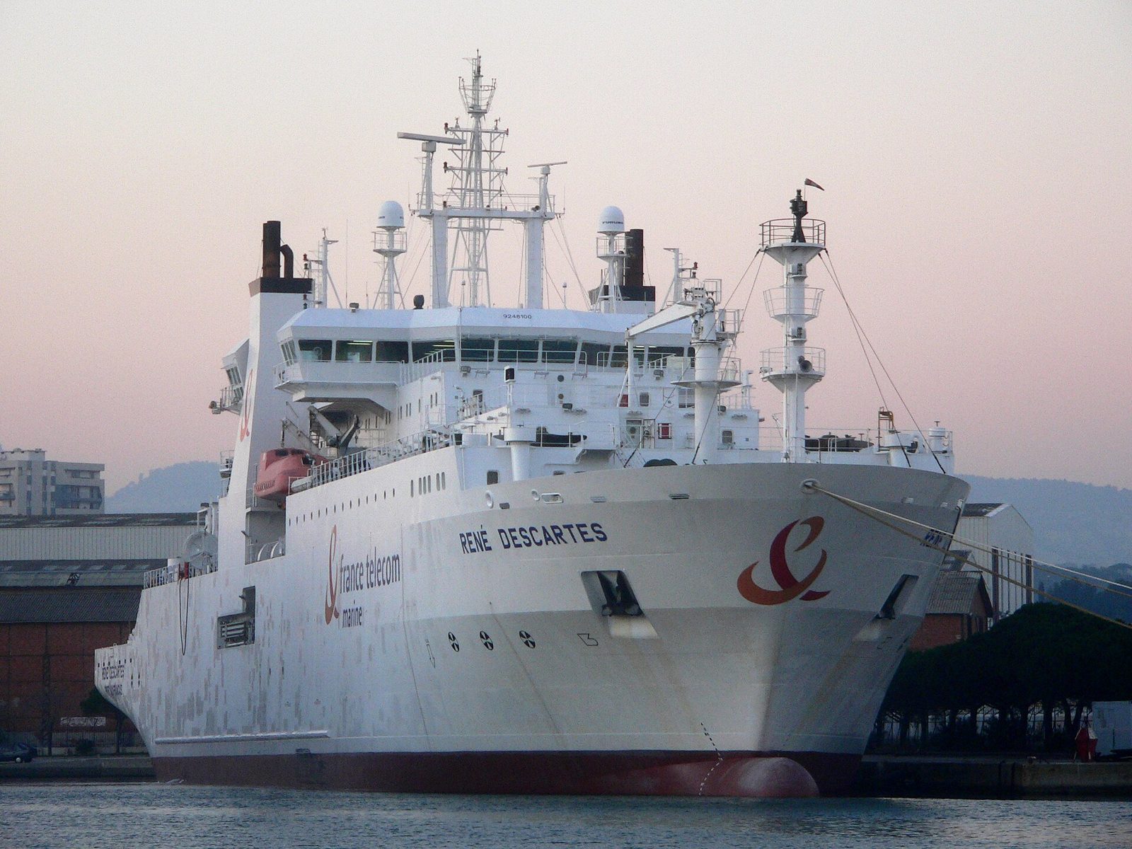 Le navire câblier René Descartes à quai, aux couleurs de France Télécom Marine