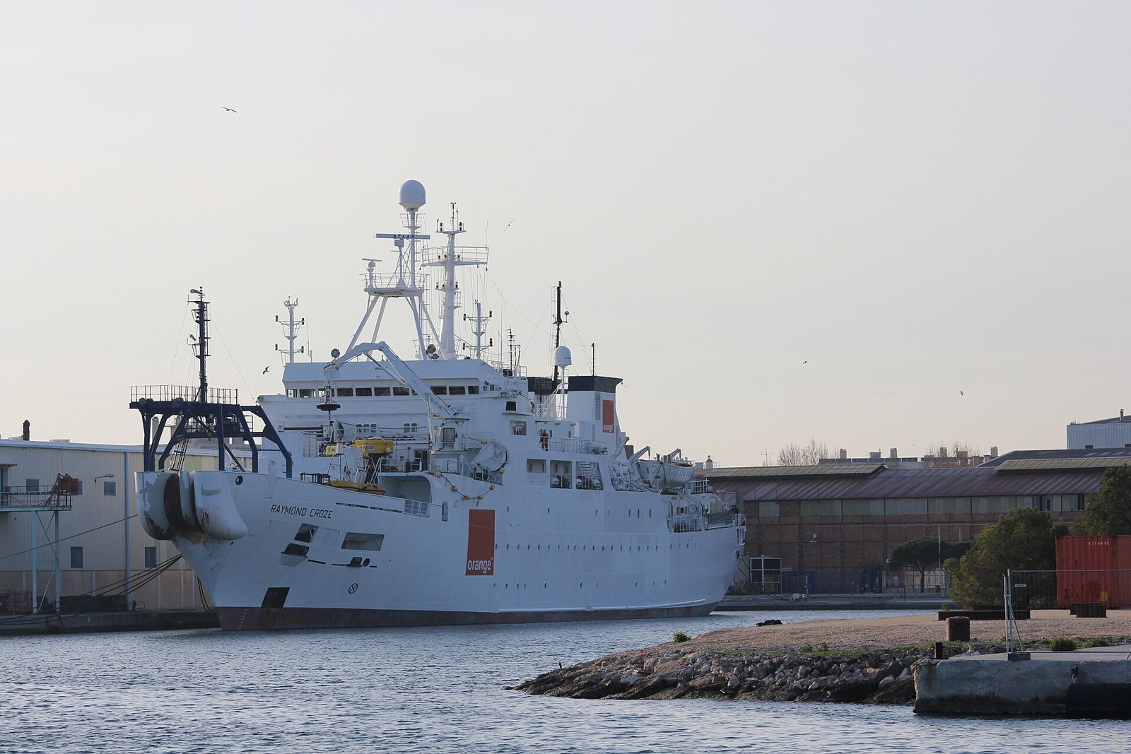 Le câblier Raymond Croze d’Orange Marine amarré dans le port de Toulon