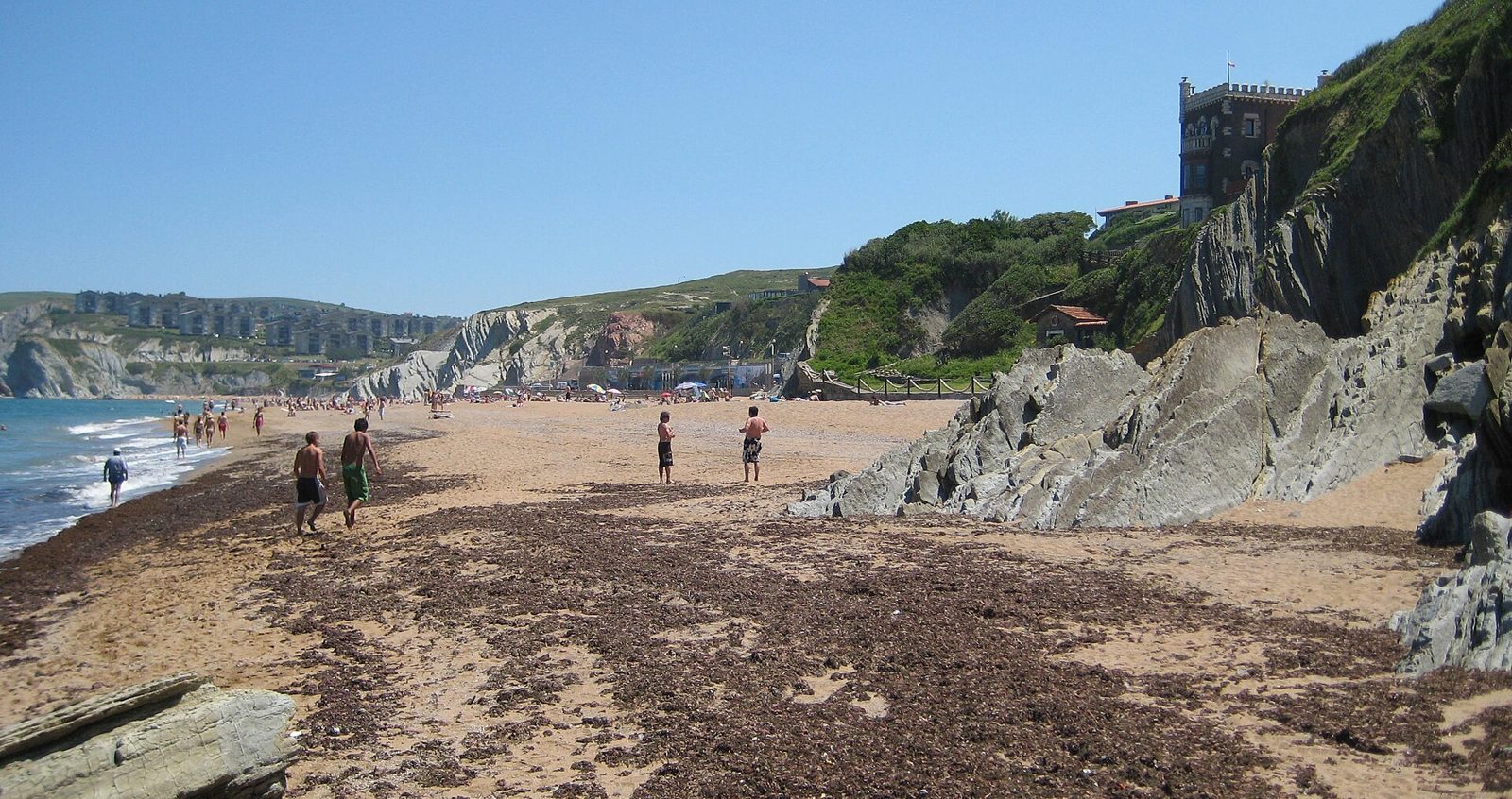 Plage d’Arrietara à Sopelana, falaises vertes et sable au Pays basque espagnol