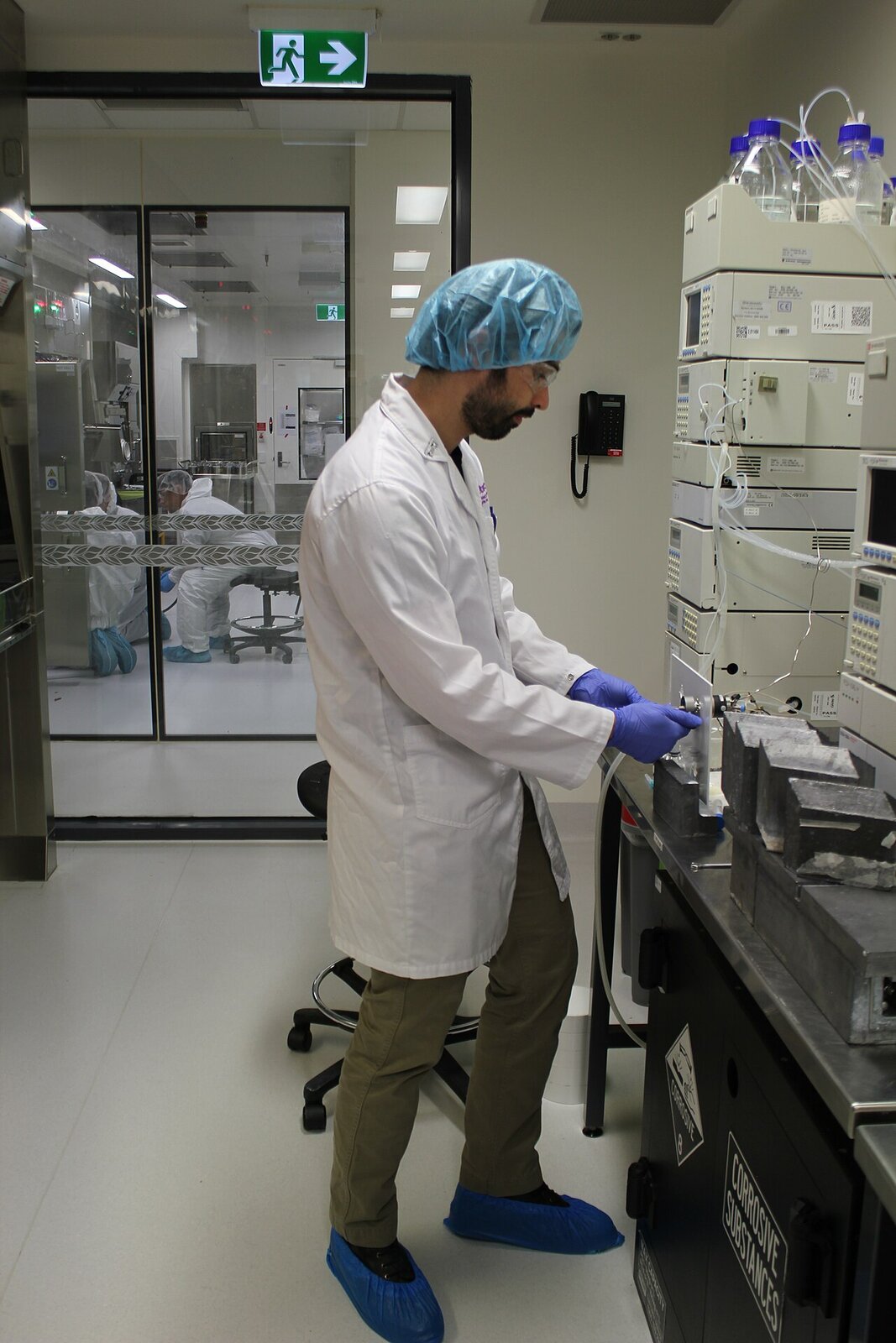 Radiochimiste travaillant sur un système HPLC en laboratoire