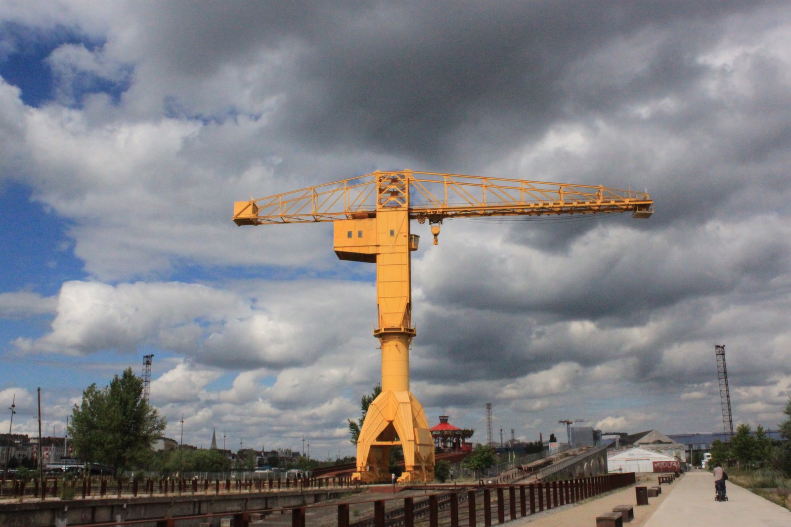 La grue Titan jaune des anciens chantiers navals de Nantes se détache sur un ciel nuageux