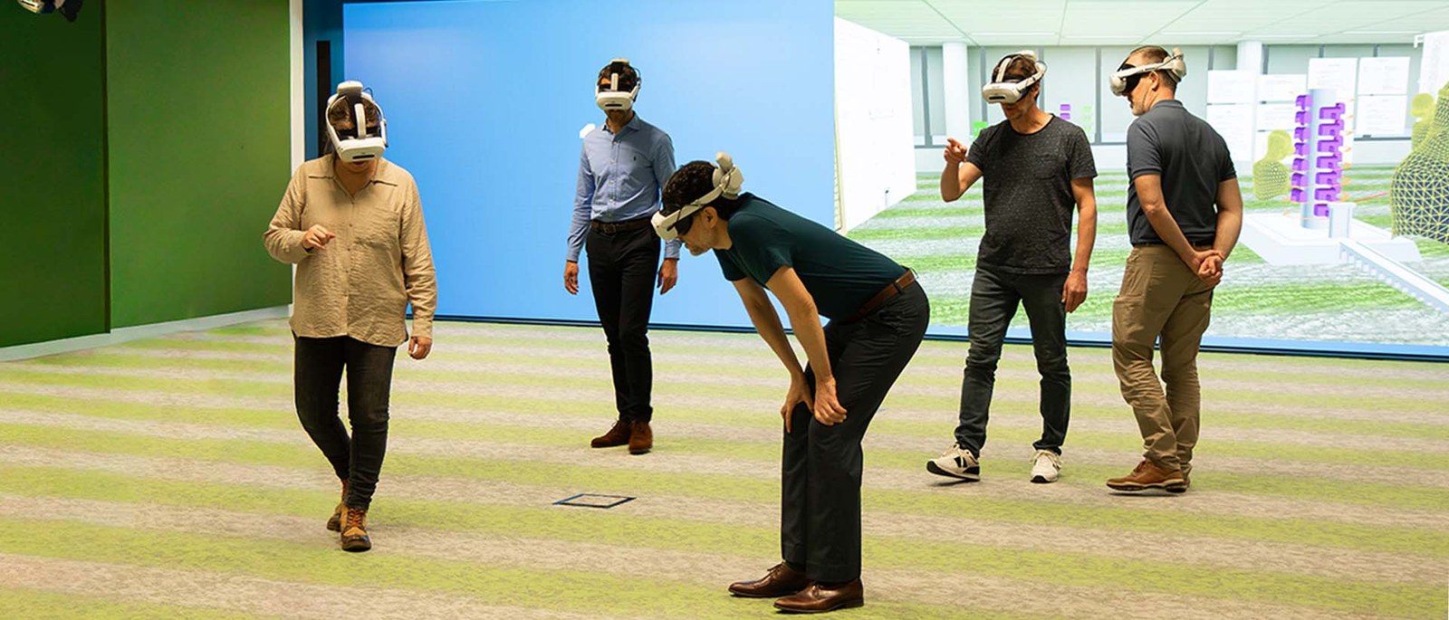 Chercheurs casqués de réalité virtuelle dans le Téléport 1/1 de Dassault Systèmes