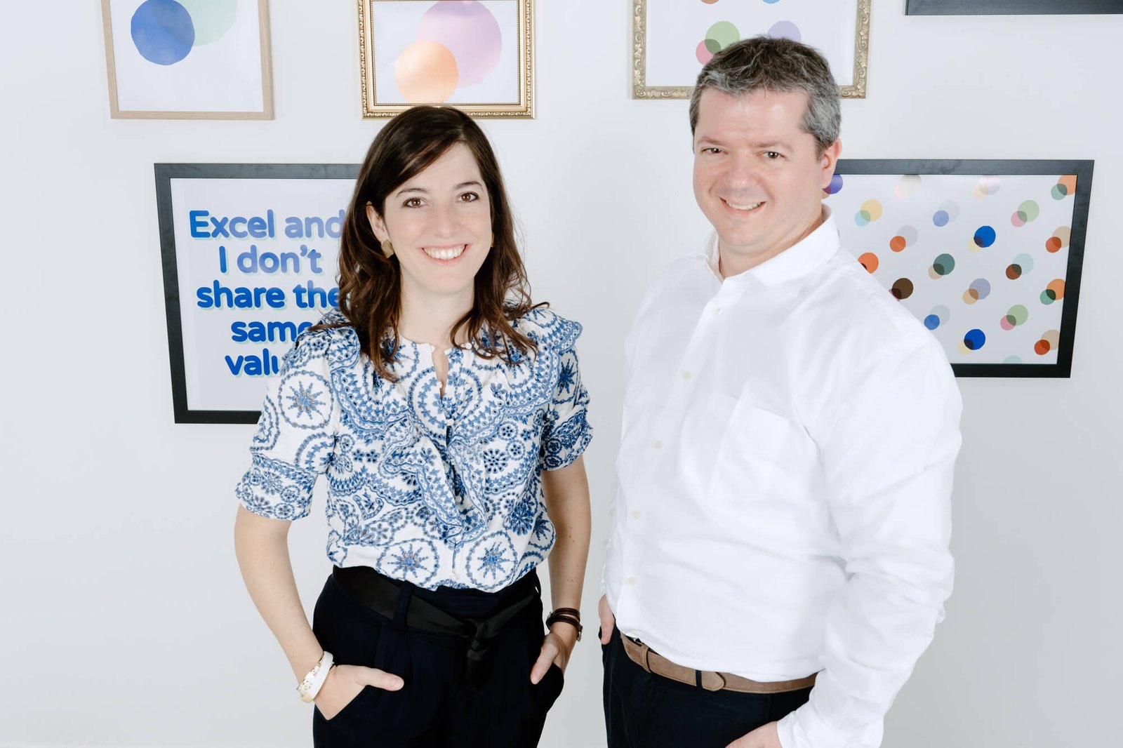 Éléonore Crespo et Romain Niccoli posent devant un mur décoré dans les bureaux de Pigment