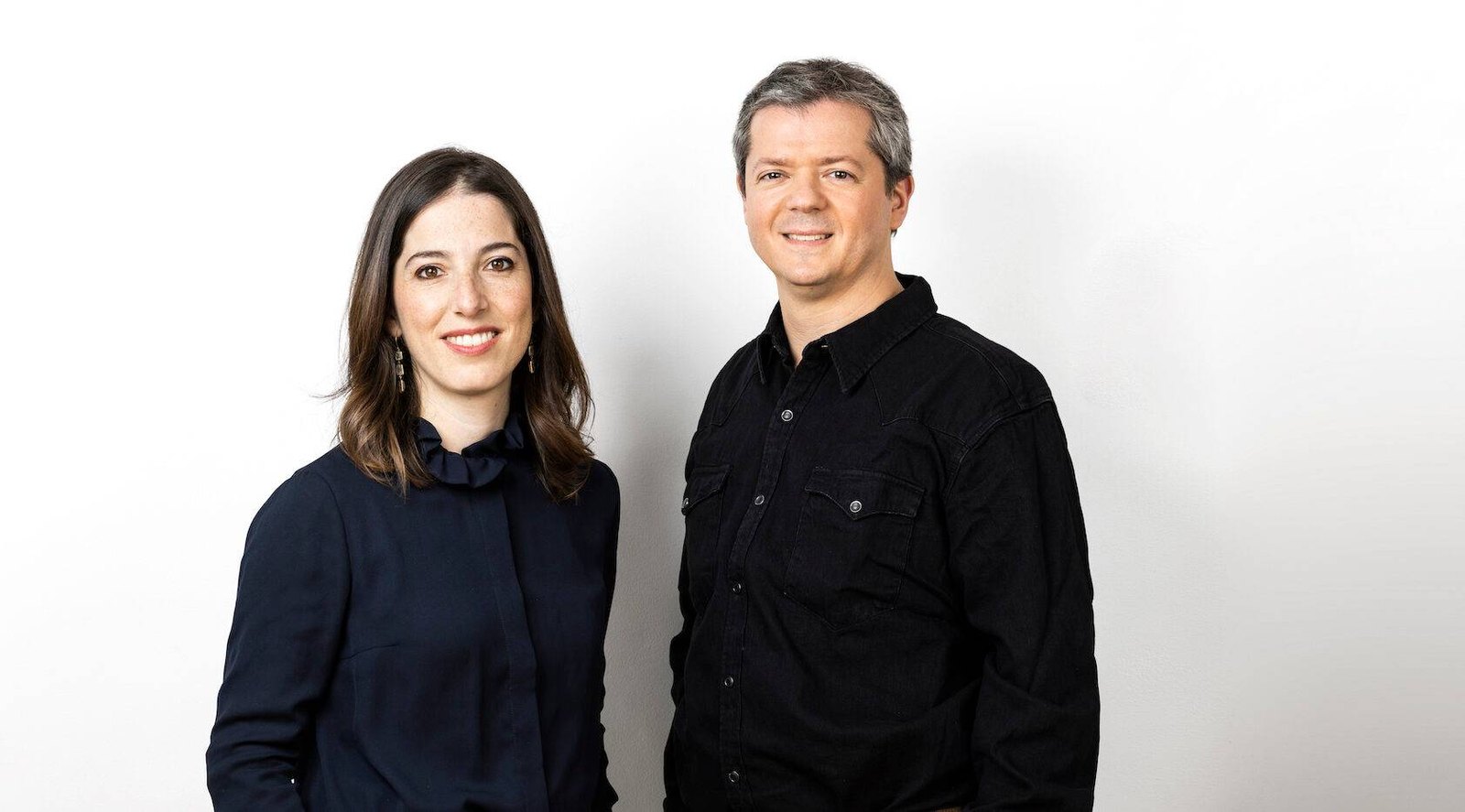 Éléonore Crespo et Romain Niccoli, souriants, sur fond blanc