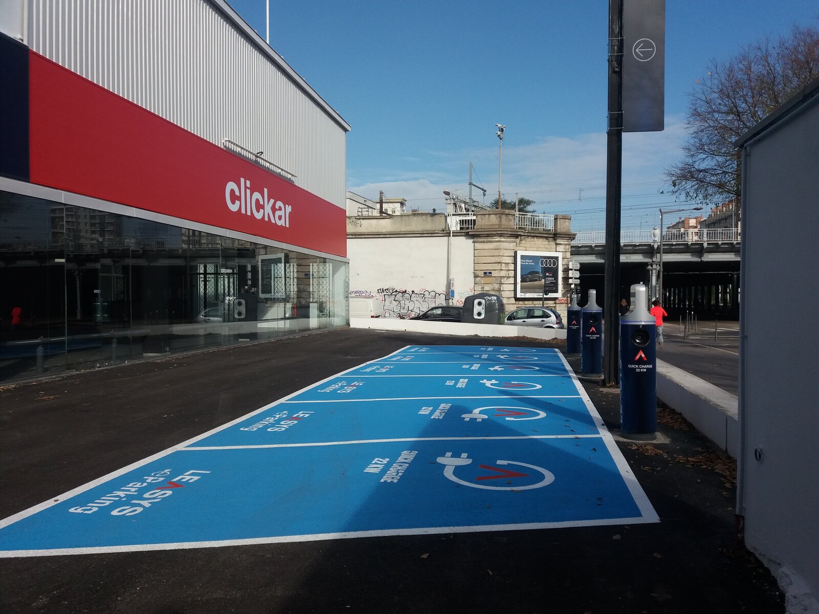 Borne de recharge pour véhicule électrique sur une avenue lyonnaise