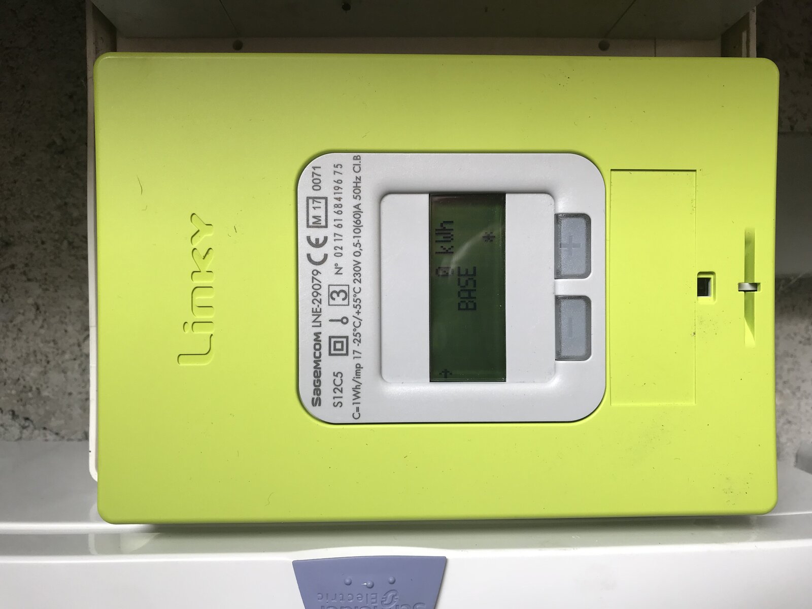 Compteur Linky fraîchement installé sur une façade, photo d’illustration
