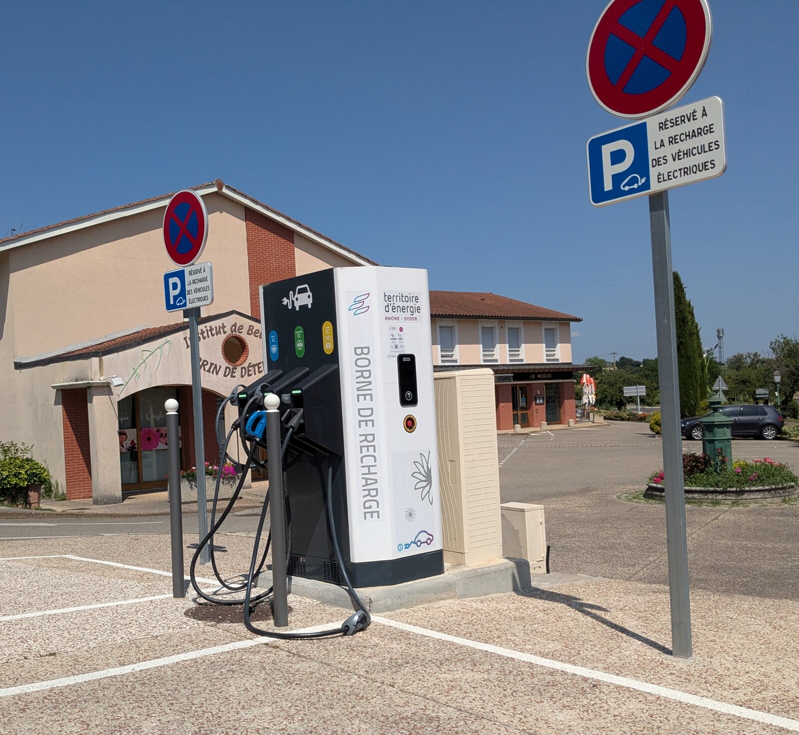 Borne de recharge électrique en extérieur dans une commune française