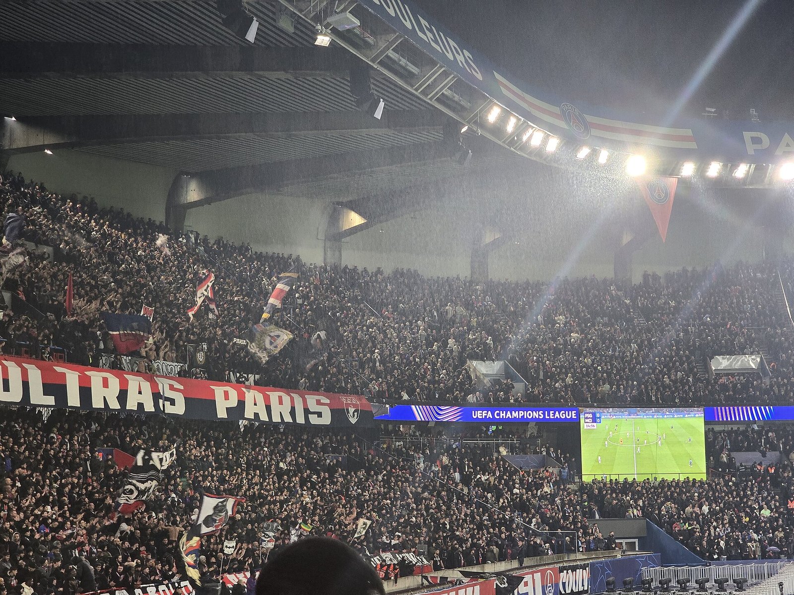 Tribunes du Parc des Princes remplies, banderole Ultras Paris et écran géant UEFA Champions League