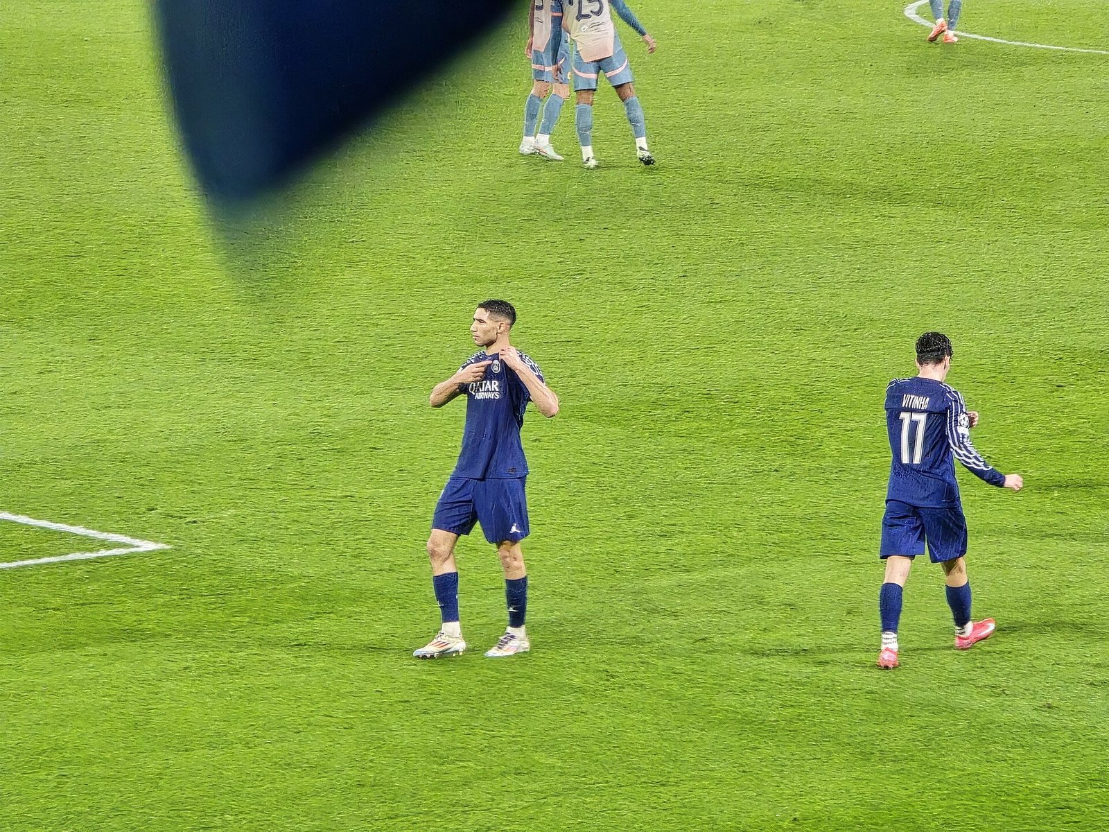 Action de match au Parc des Princes entre le PSG et Manchester City, joueurs et photographes au premier plan