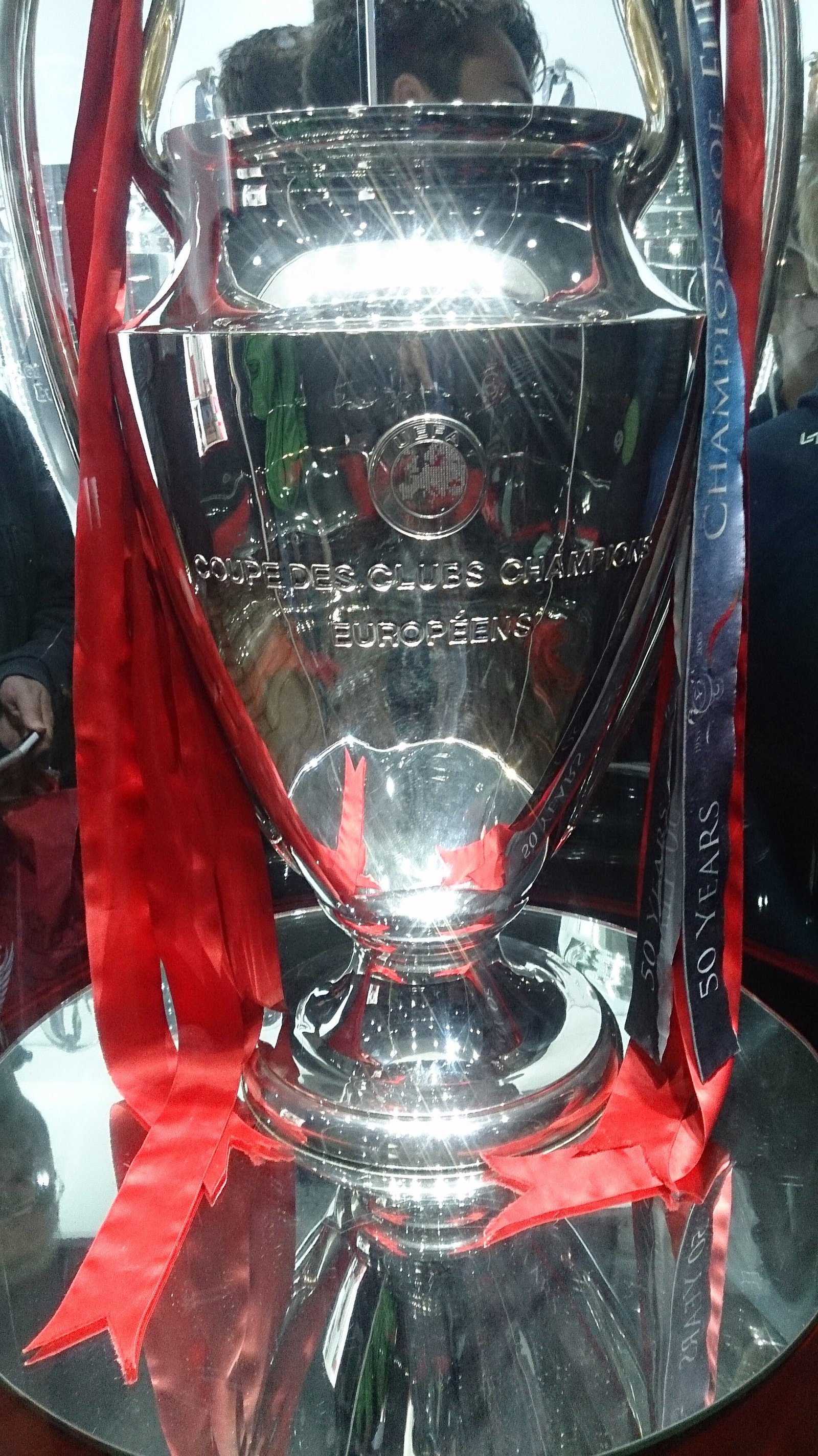 Trophée de la Ligue des champions UEFA en gros plan, oreilles argentées et plaques de vainqueurs